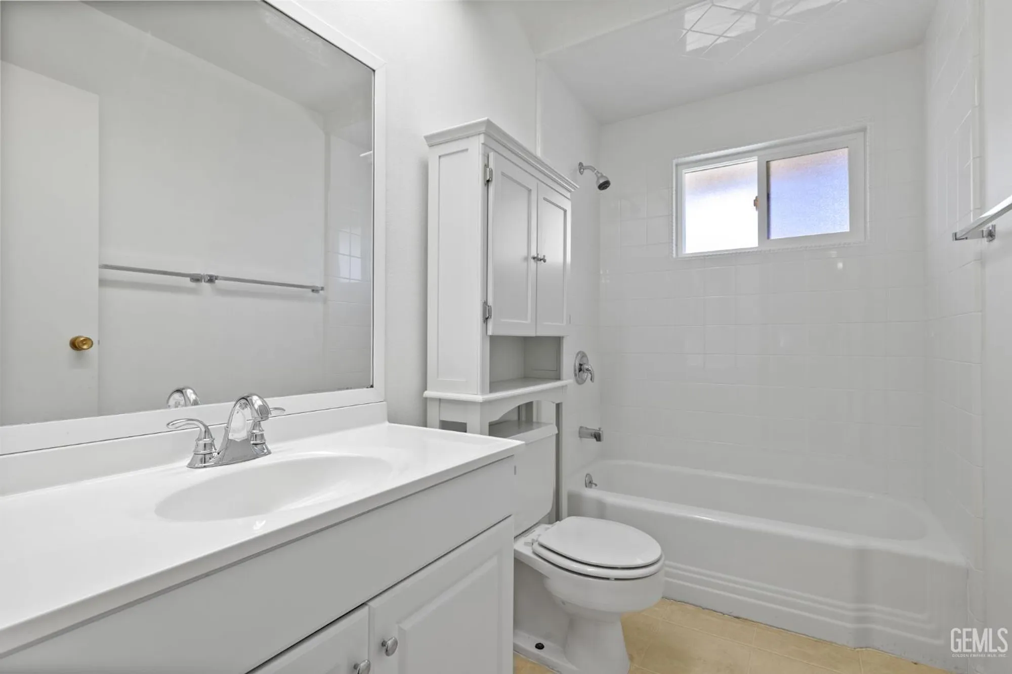 Property Slideshow image 15 of 26 | 900 cherry hills dr, Bakersfield, CA, 93309