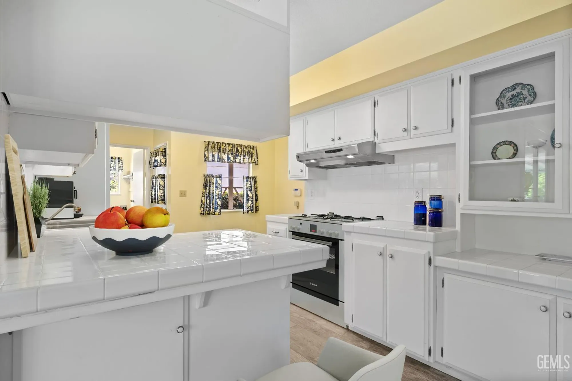 Property Slideshow image 5 of 26 | 900 cherry hills dr, Bakersfield, CA, 93309