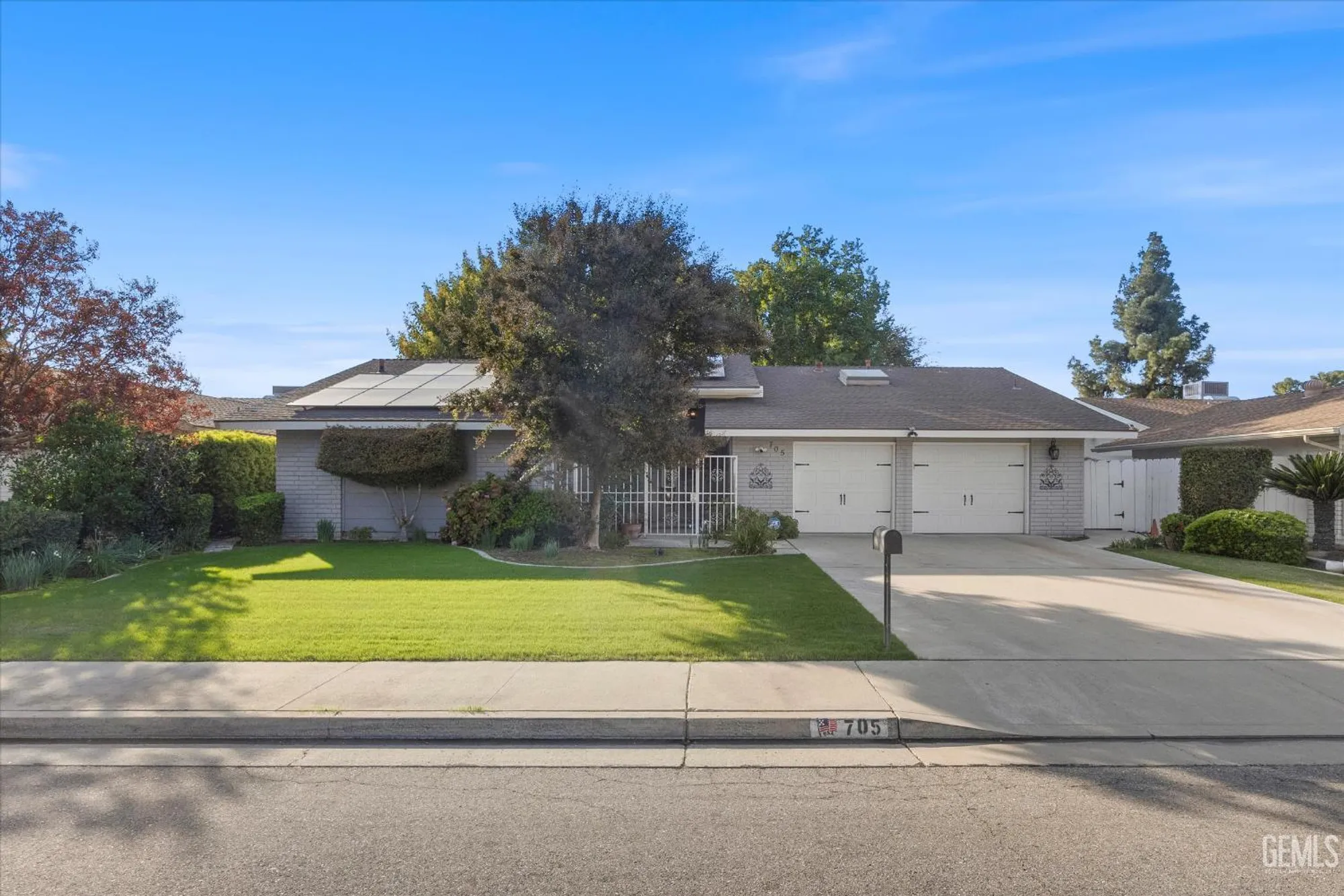 Property Slideshow image 3 of 46 | 705 bermuda st, Bakersfield, CA, 93309