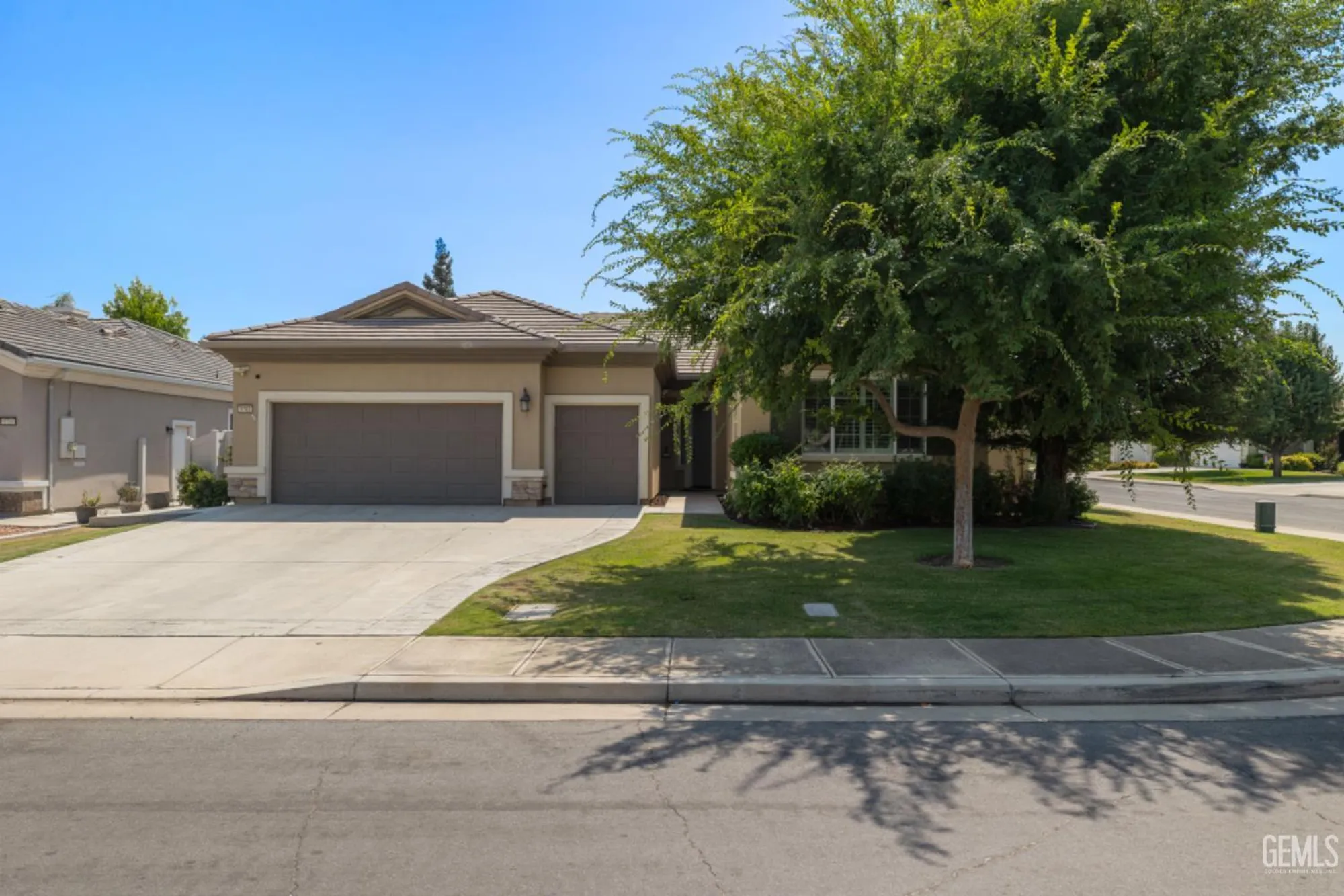 Property Slideshow image 1 of 35 | 5703 park place dr, Bakersfield, CA, 93306