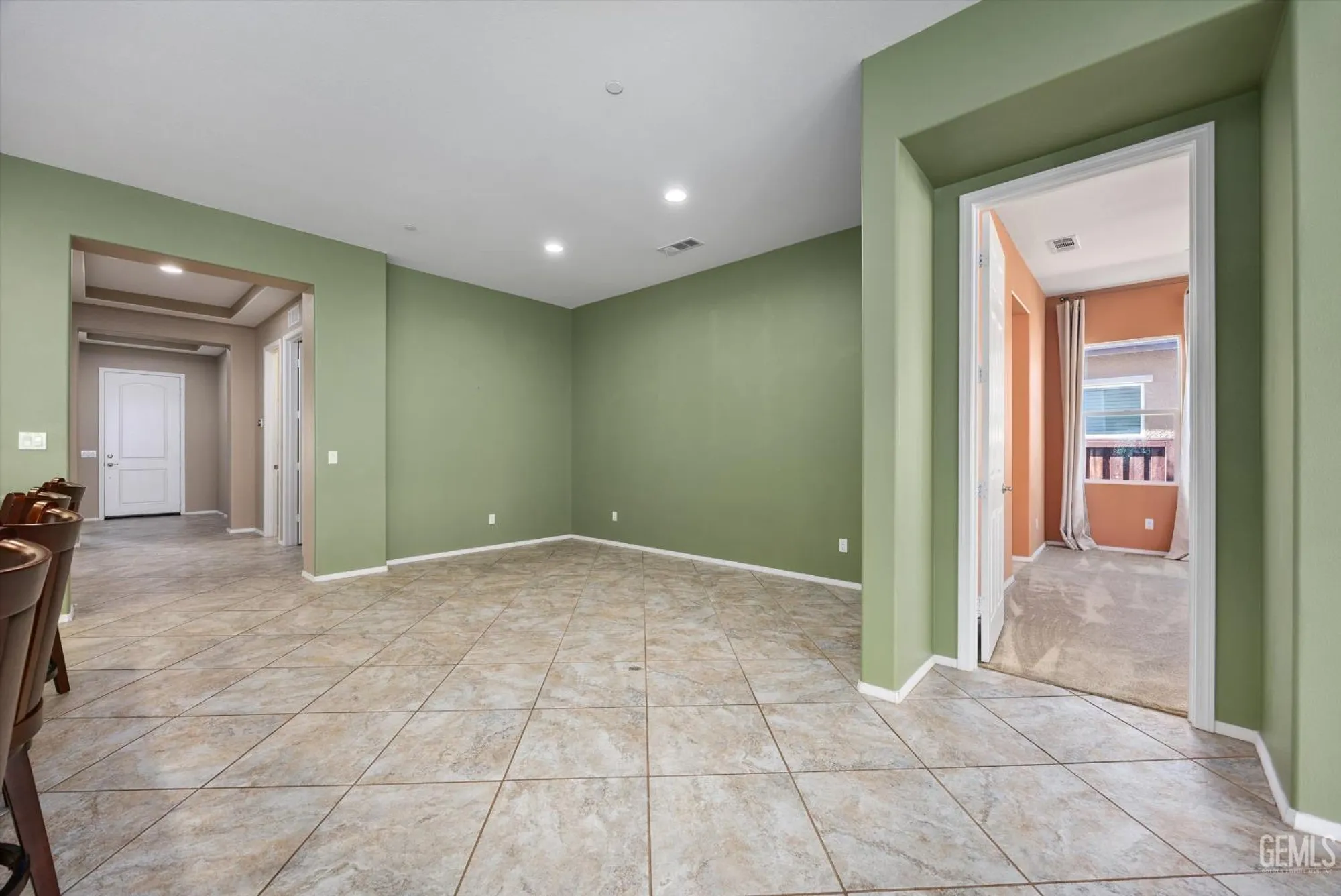 Property Slideshow image 25 of 57 | 10016 francois ln, Bakersfield, CA, 93306