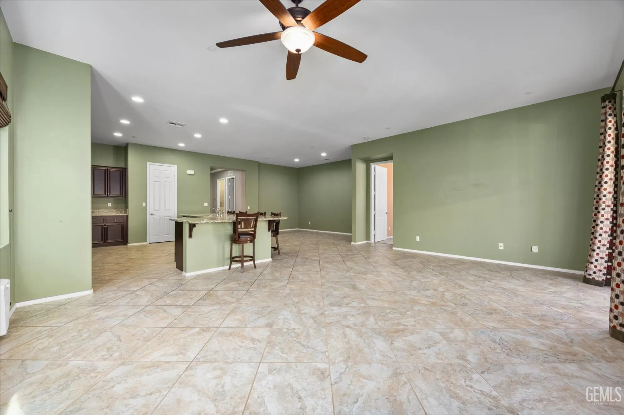 Property Slideshow image 26 of 57 | 10016 francois ln, Bakersfield, CA, 93306