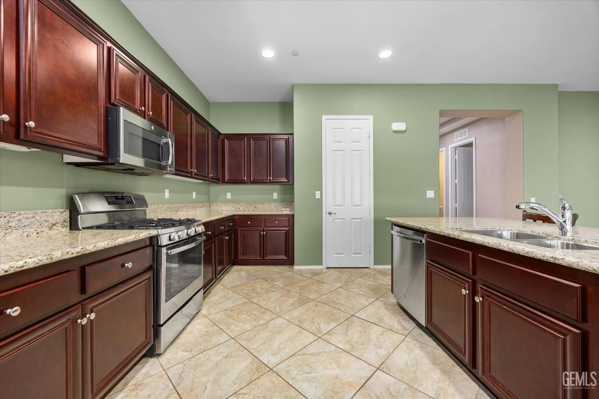 Property Slideshow image 31 of 57 | 10016 francois ln, Bakersfield, CA, 93306