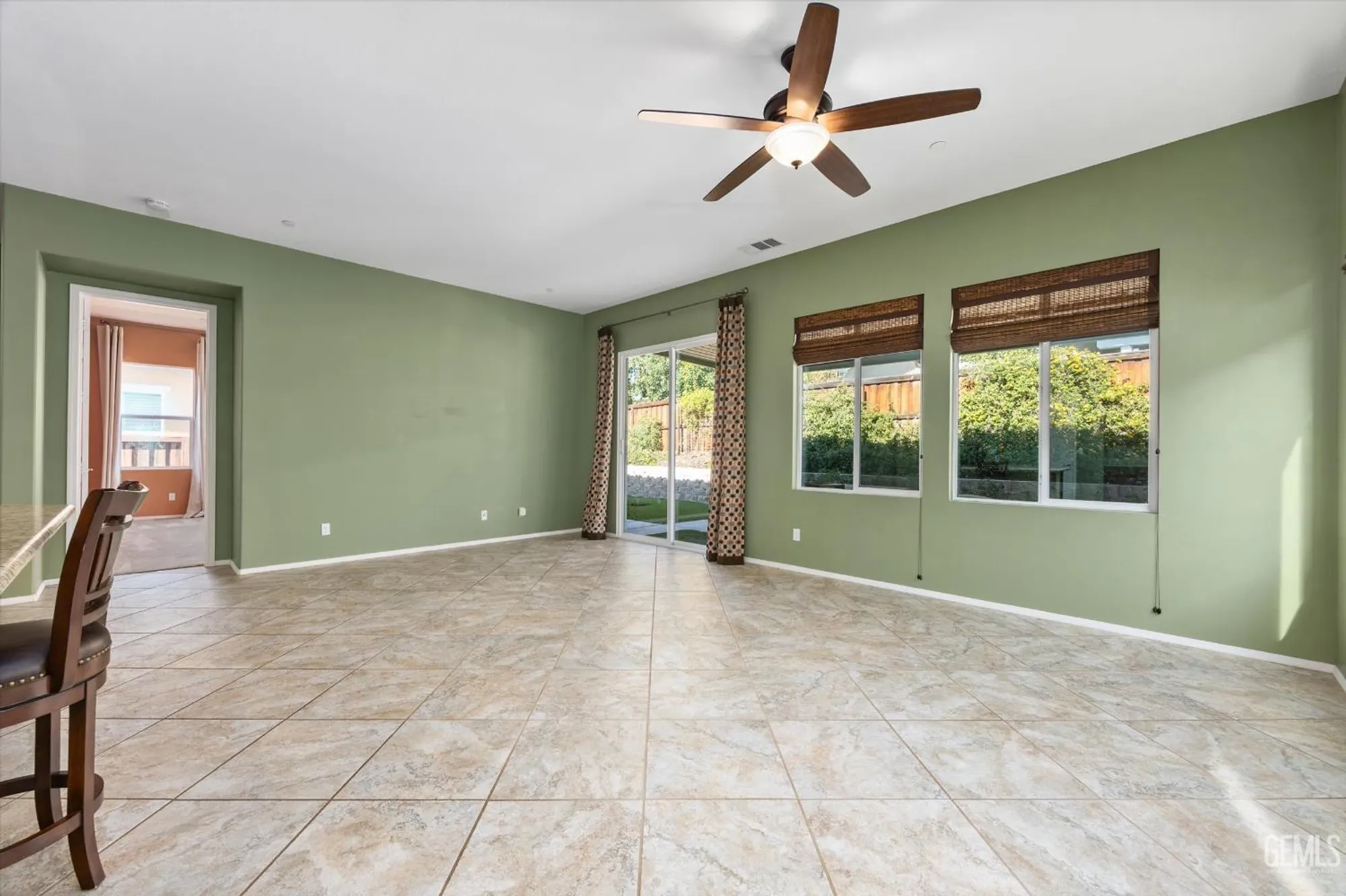 Property Slideshow image 24 of 57 | 10016 francois ln, Bakersfield, CA, 93306