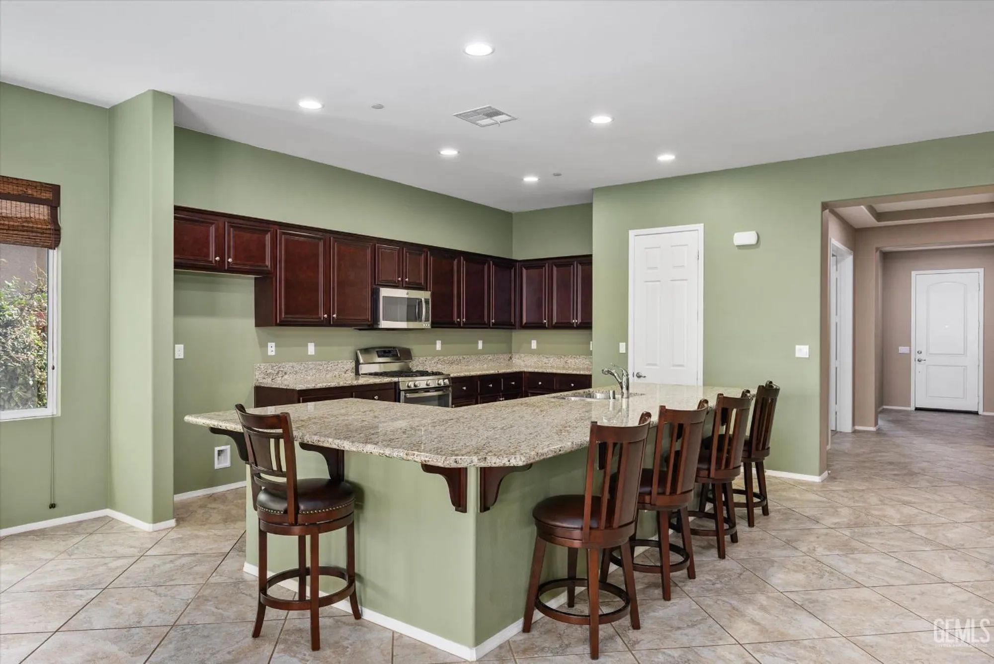 Property Slideshow image 27 of 57 | 10016 francois ln, Bakersfield, CA, 93306