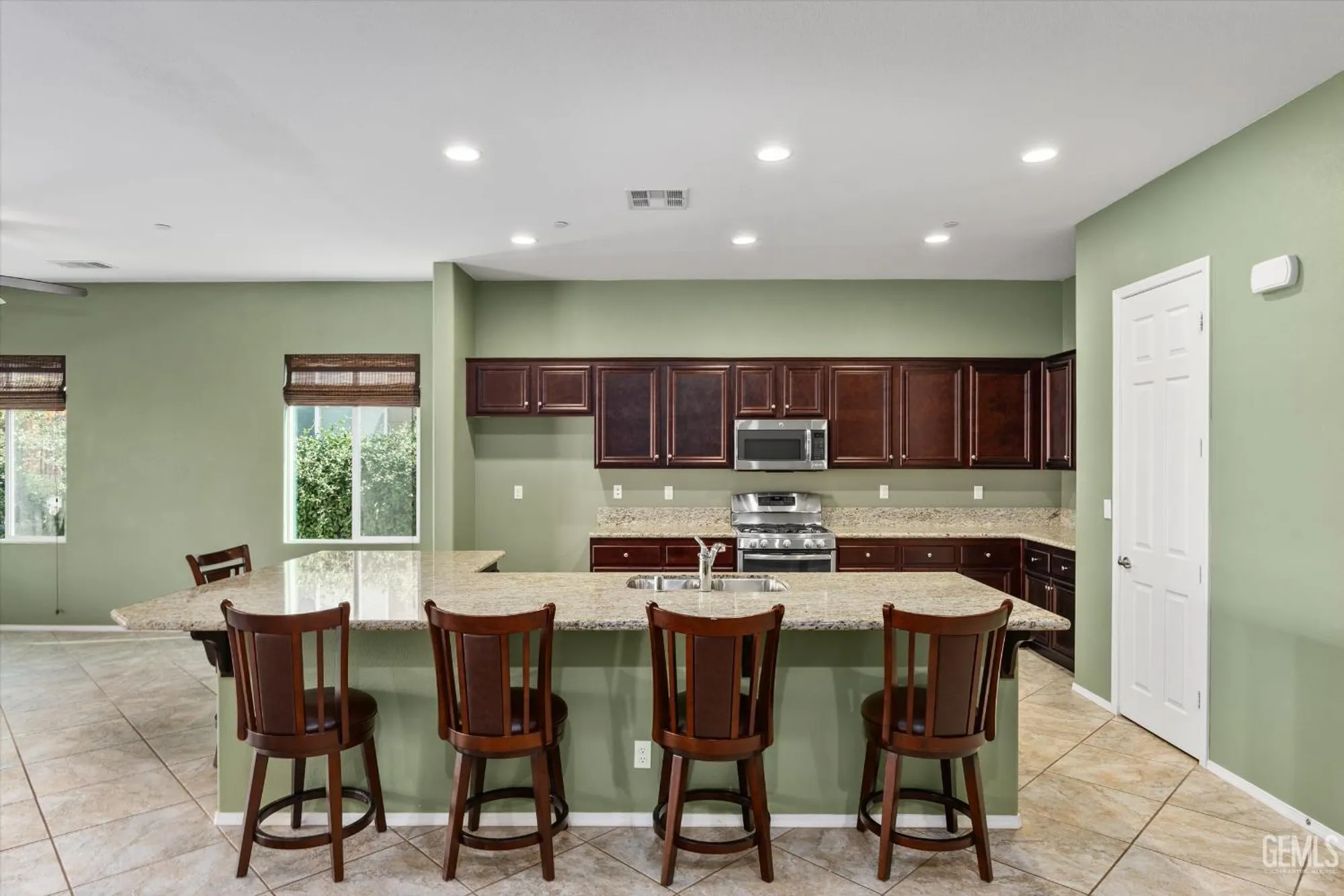 Property Slideshow image 28 of 57 | 10016 francois ln, Bakersfield, CA, 93306