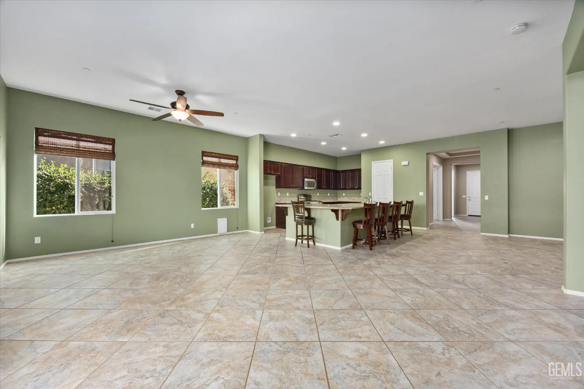 Property Slideshow image 23 of 57 | 10016 francois ln, Bakersfield, CA, 93306