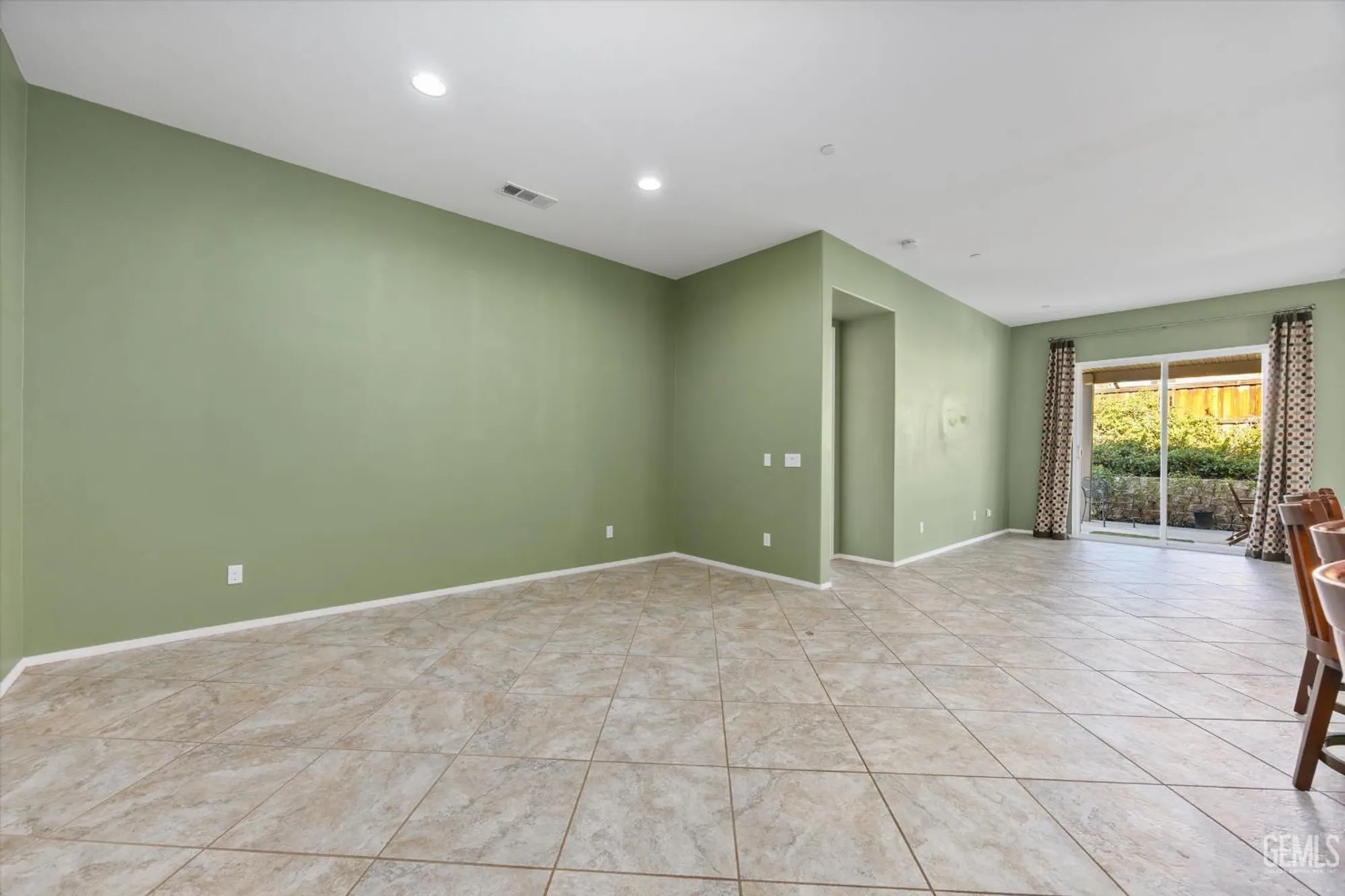 Property Slideshow image 21 of 57 | 10016 francois ln, Bakersfield, CA, 93306