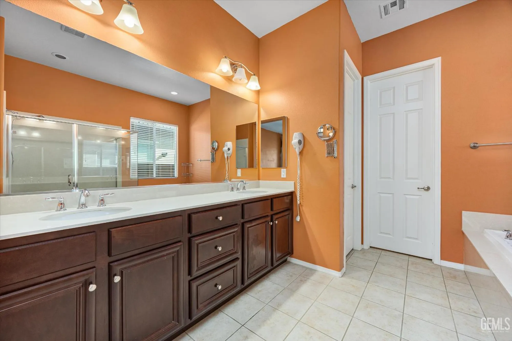 Property Slideshow image 37 of 57 | 10016 francois ln, Bakersfield, CA, 93306