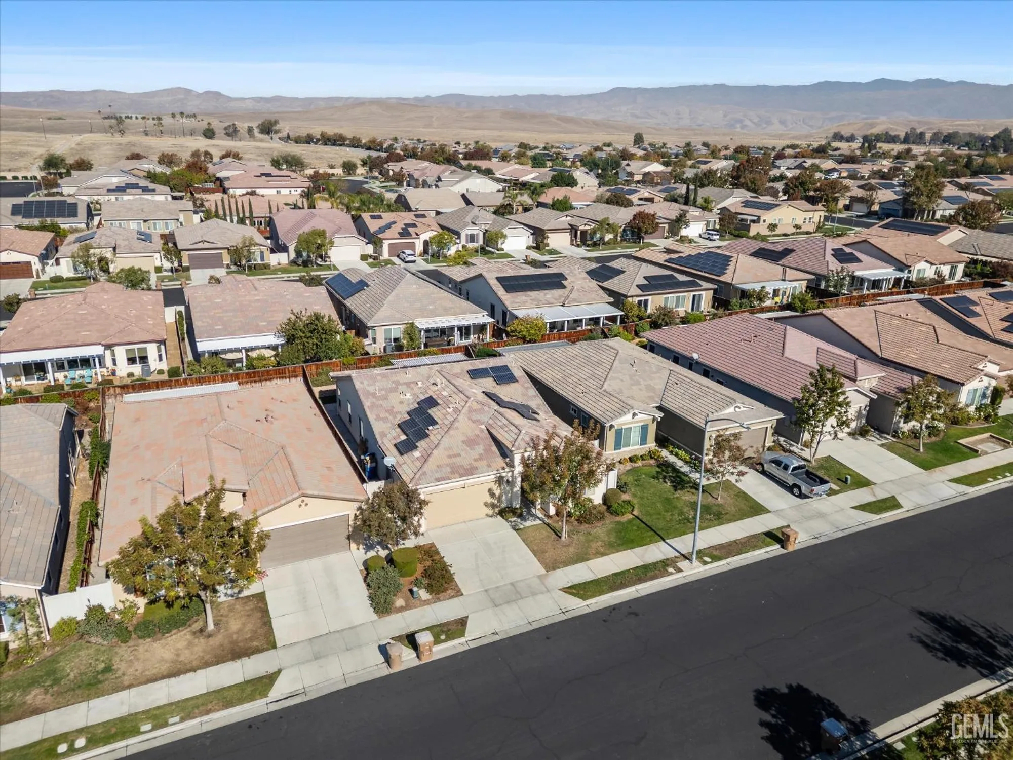 Property Slideshow image 9 of 57 | 10016 francois ln, Bakersfield, CA, 93306