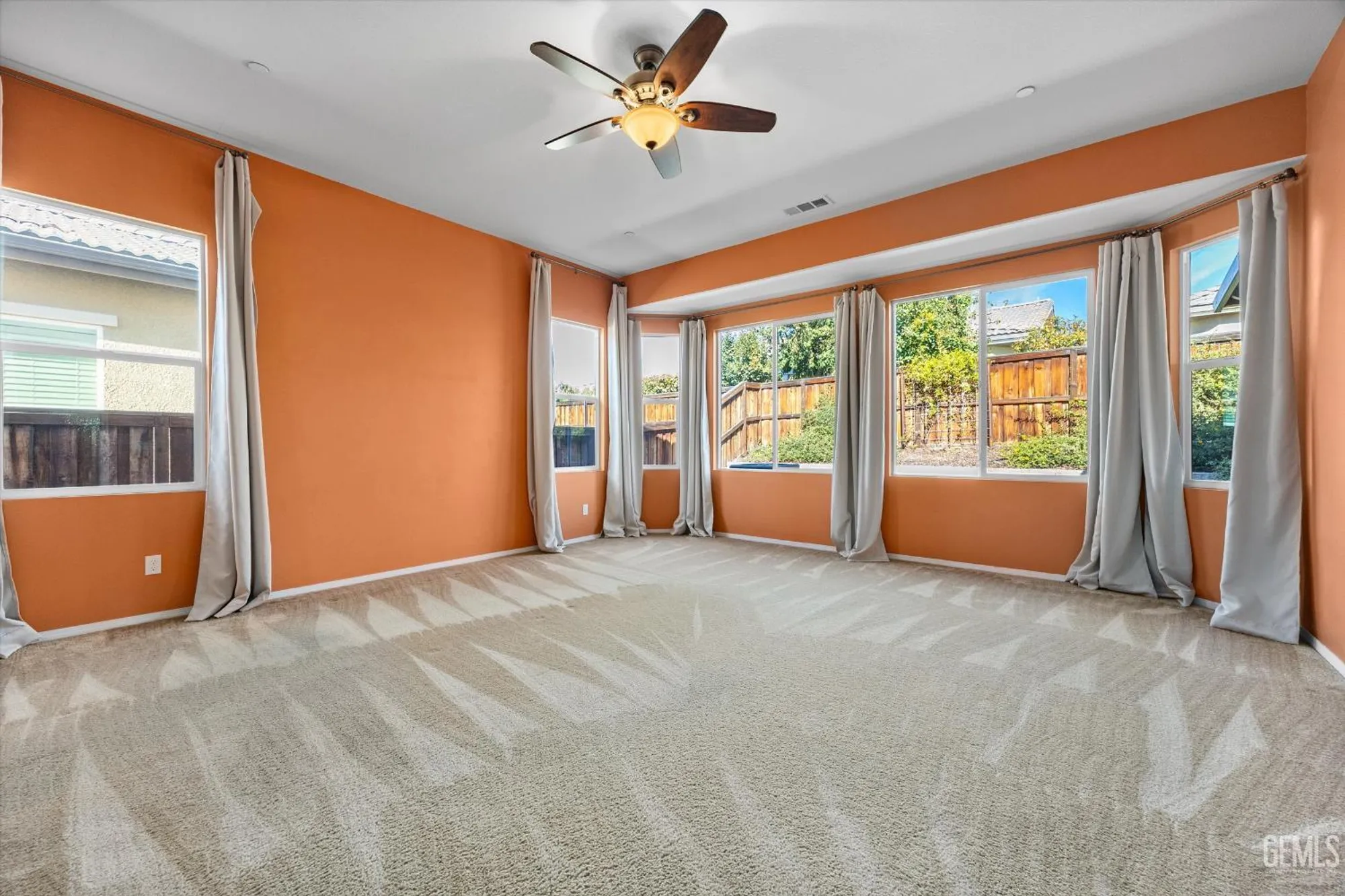 Property Slideshow image 35 of 57 | 10016 francois ln, Bakersfield, CA, 93306