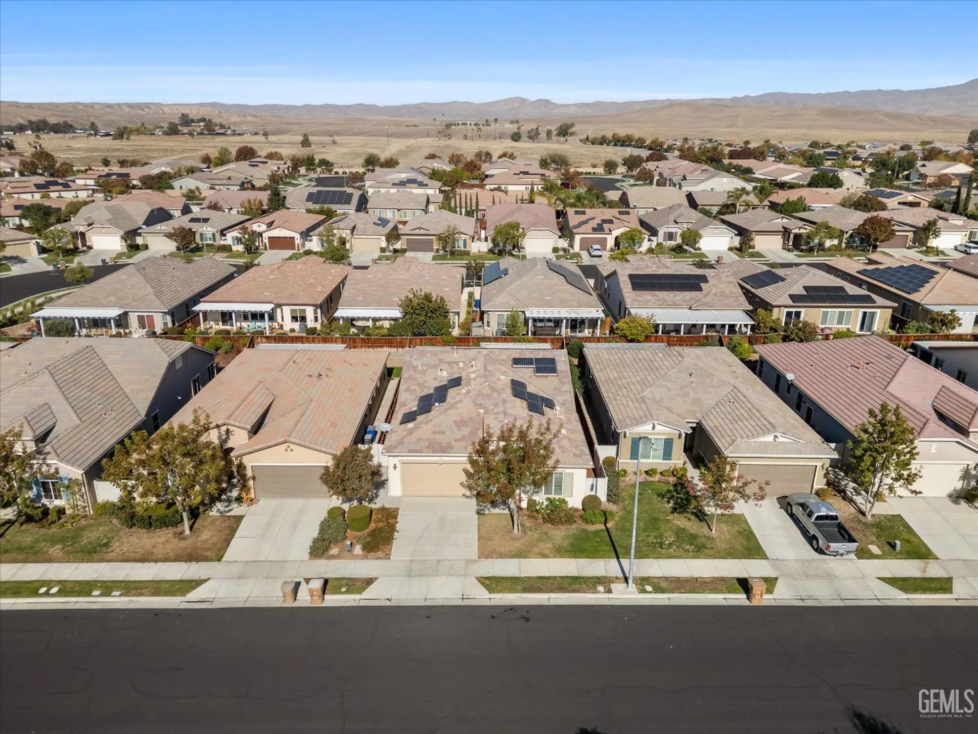 Property Slideshow image 8 of 57 | 10016 francois ln, Bakersfield, CA, 93306