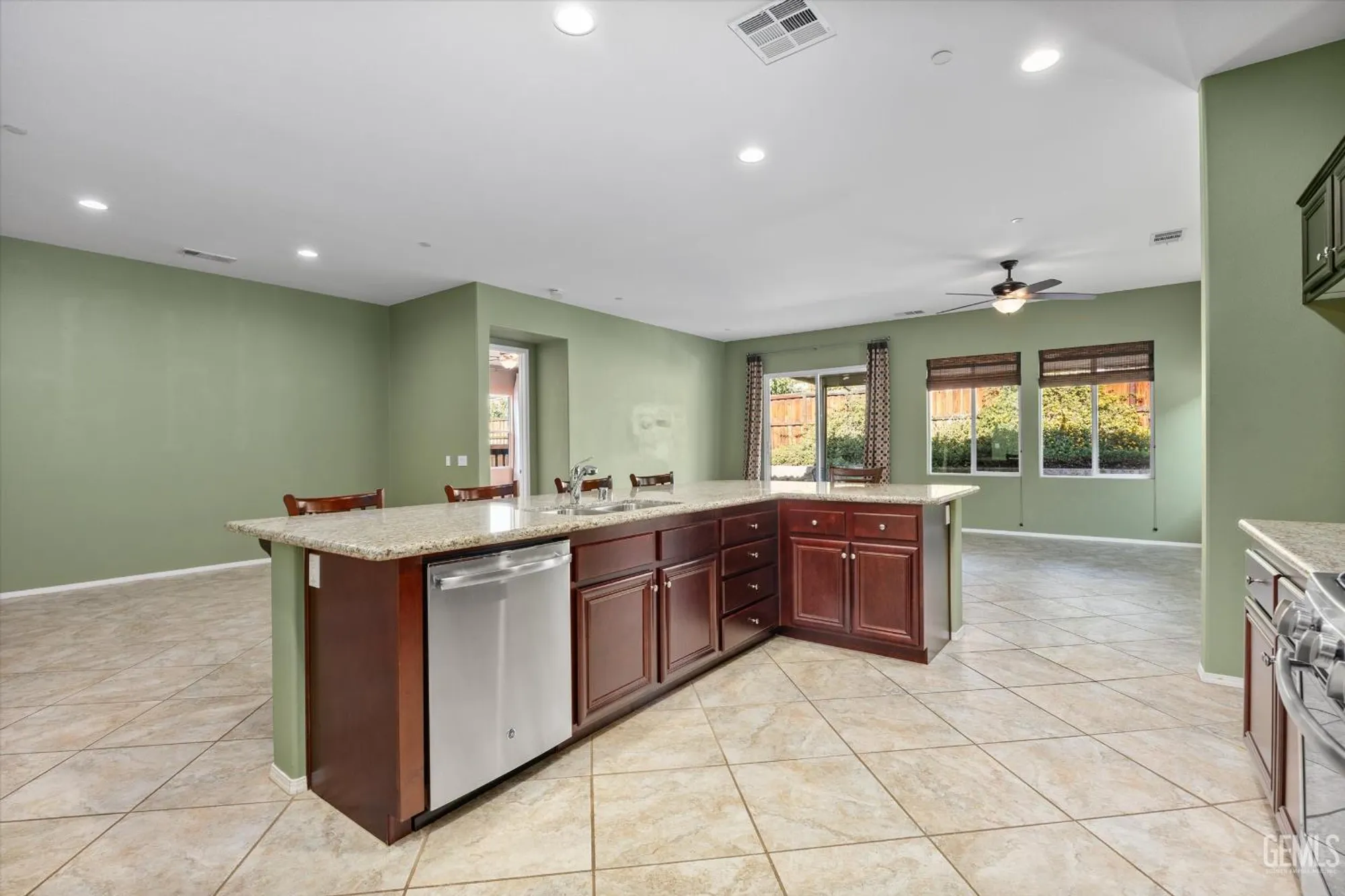 Property Slideshow image 32 of 57 | 10016 francois ln, Bakersfield, CA, 93306