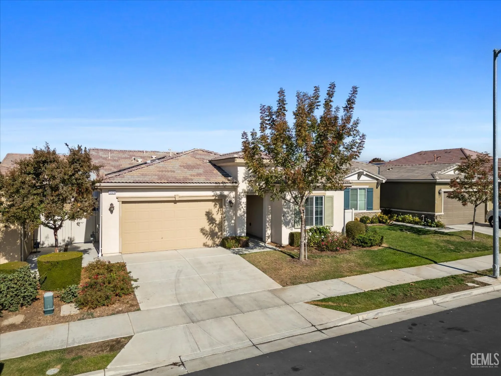 Property Slideshow image 4 of 57 | 10016 francois ln, Bakersfield, CA, 93306