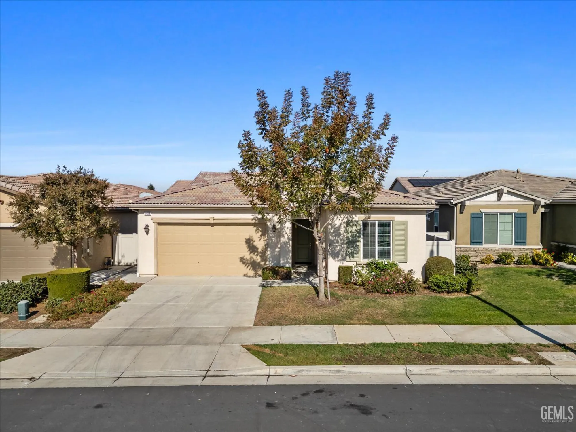 Property Slideshow image 5 of 57 | 10016 francois ln, Bakersfield, CA, 93306