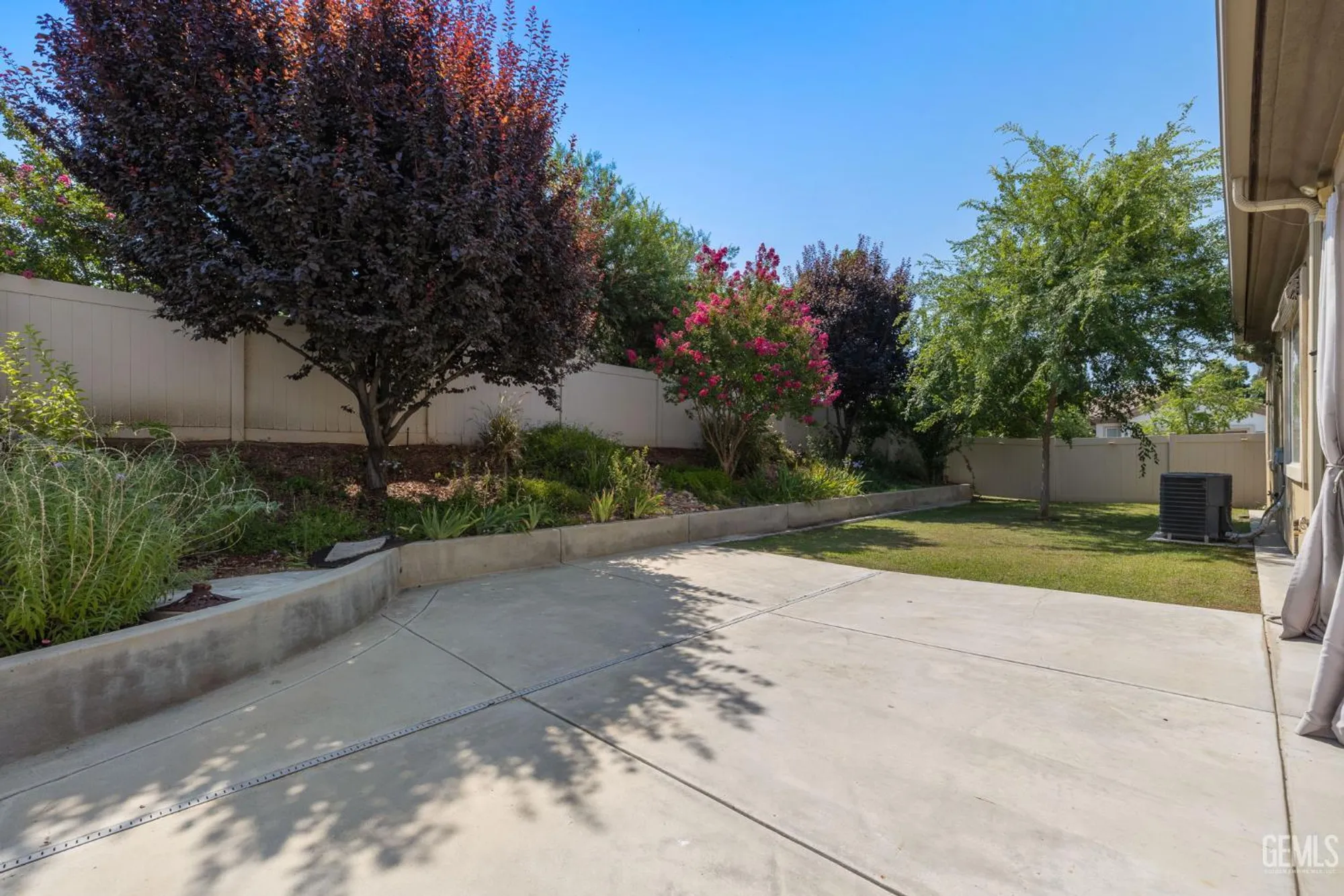 Property Slideshow image 8 of 35 | 5703 park place dr, Bakersfield, CA, 93306