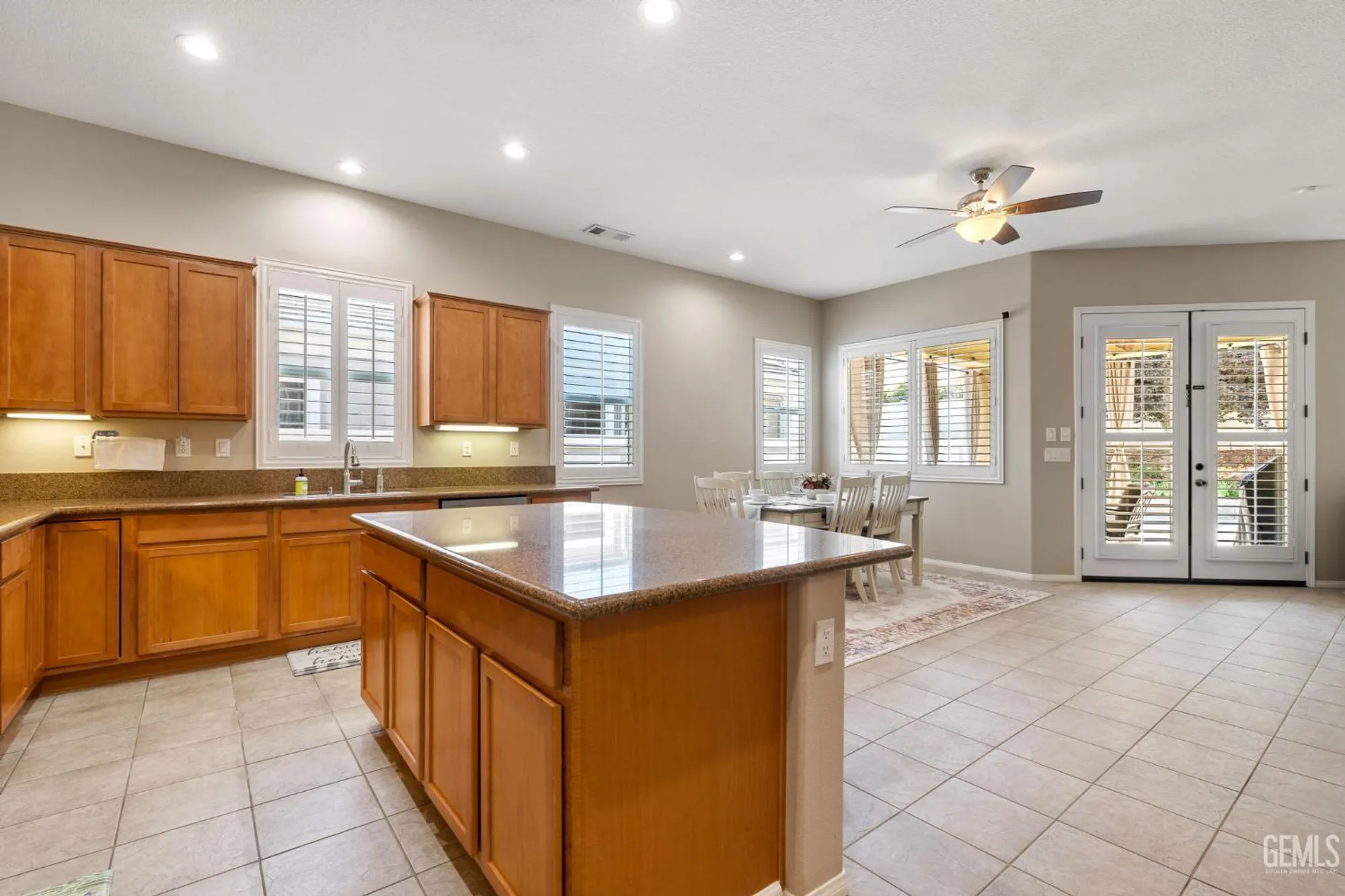 Property Slideshow image 23 of 35 | 5703 park place dr, Bakersfield, CA, 93306