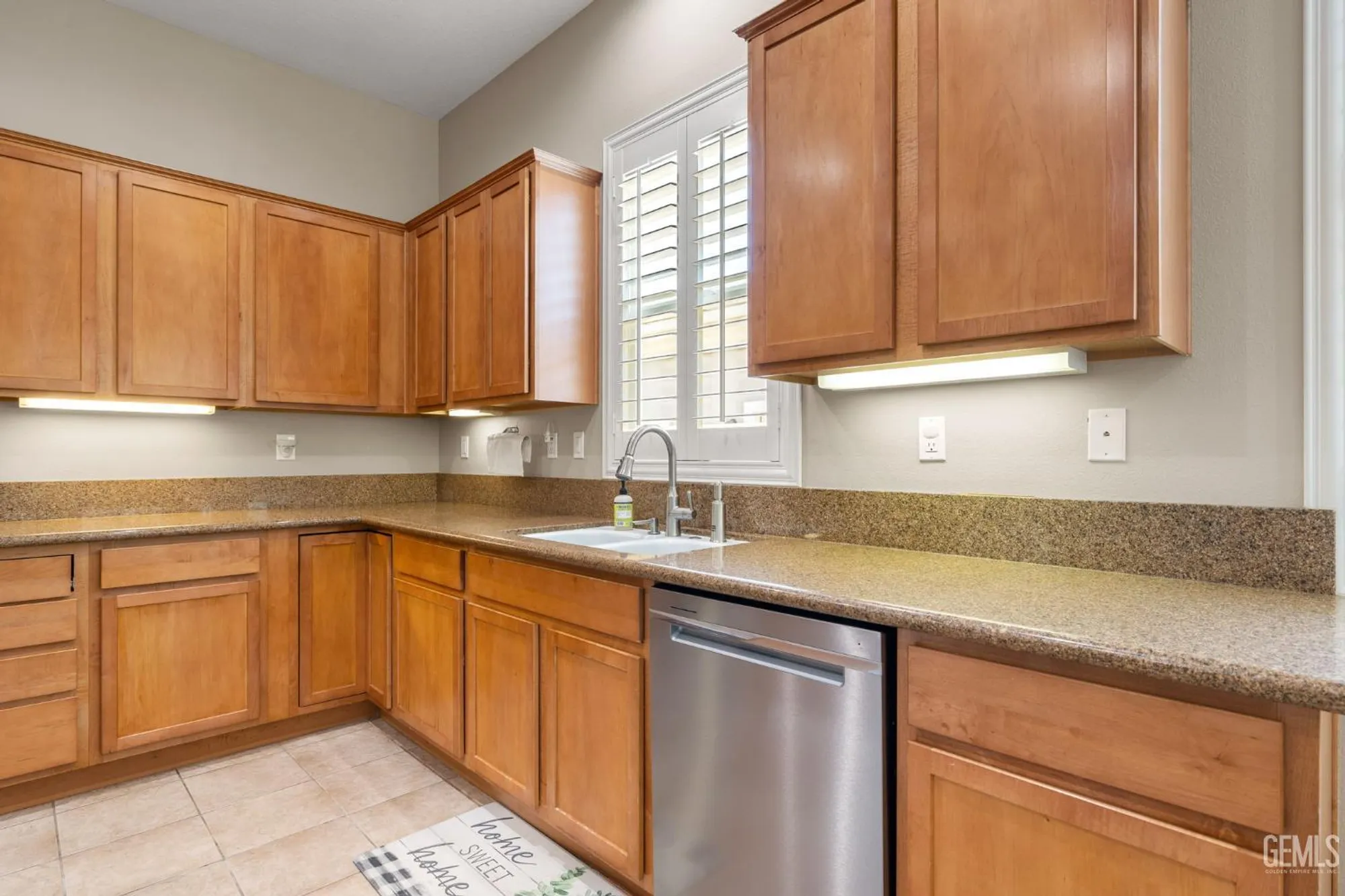 Property Slideshow image 27 of 35 | 5703 park place dr, Bakersfield, CA, 93306