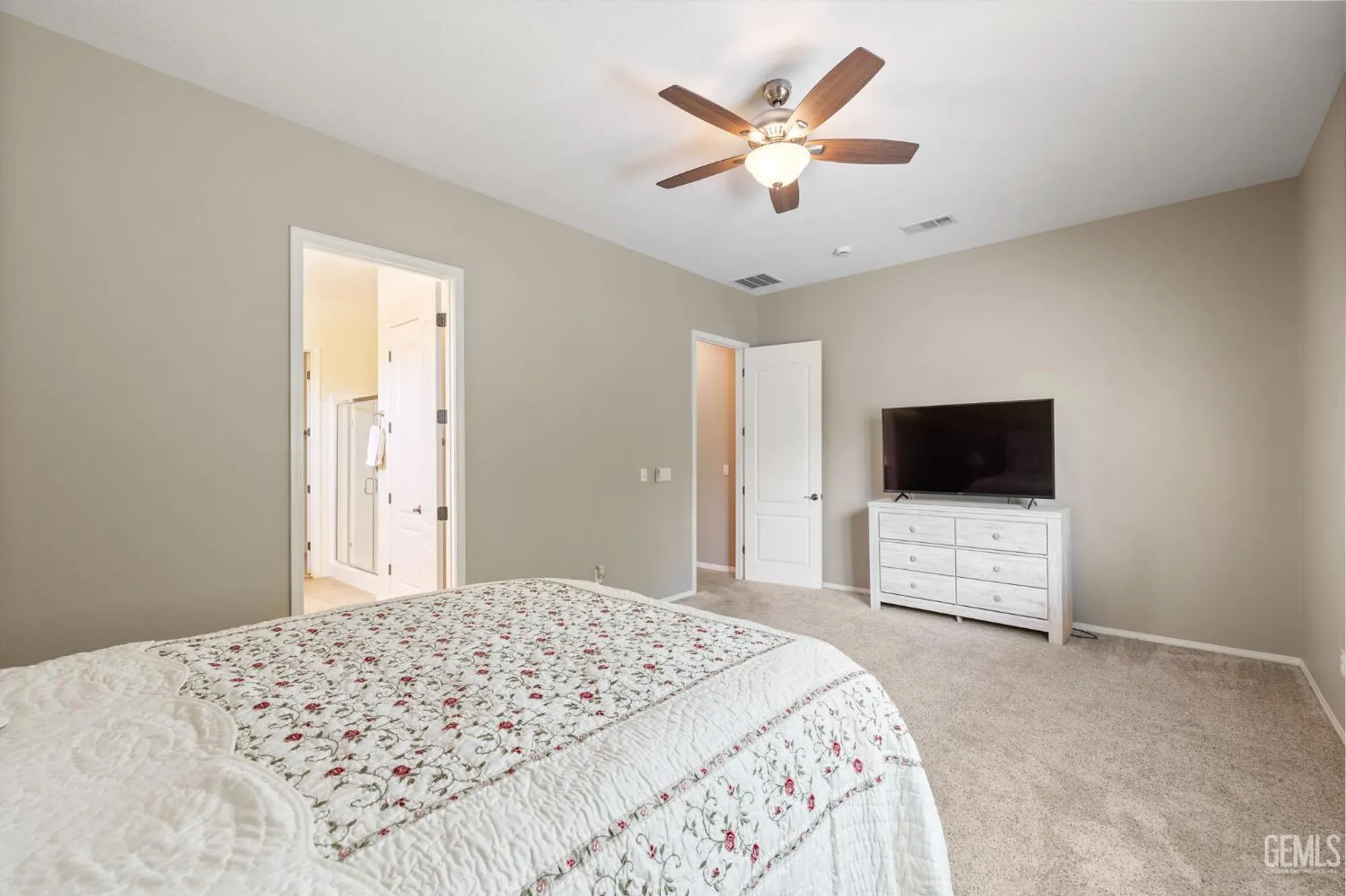 Property Slideshow image 20 of 35 | 5703 park place dr, Bakersfield, CA, 93306