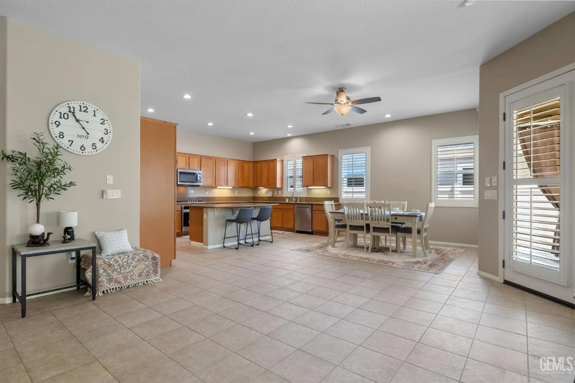 Property Slideshow image 11 of 35 | 5703 park place dr, Bakersfield, CA, 93306