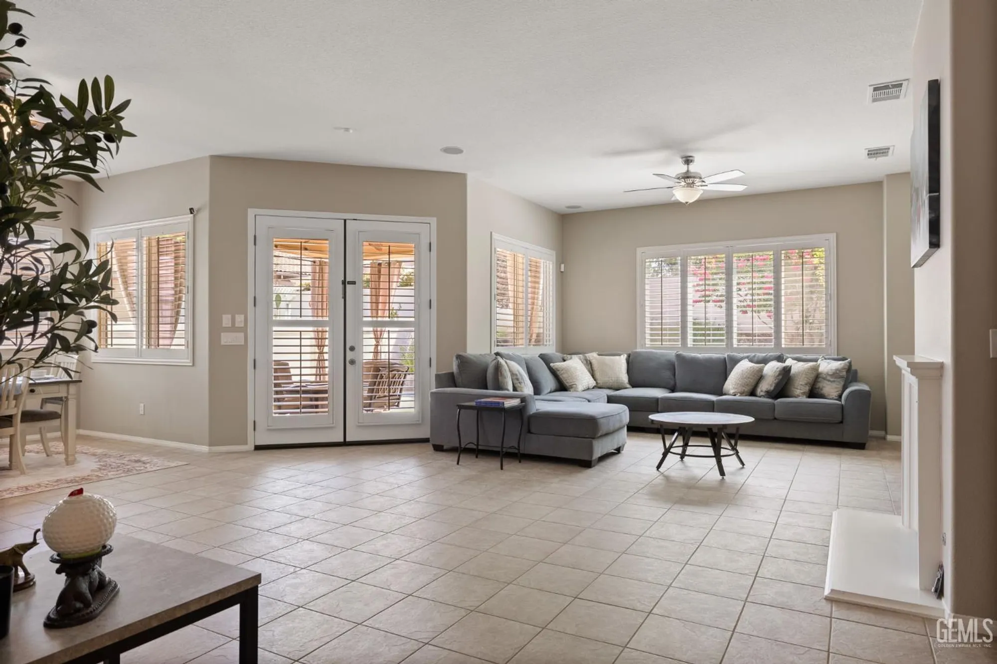 Property Slideshow image 28 of 35 | 5703 park place dr, Bakersfield, CA, 93306