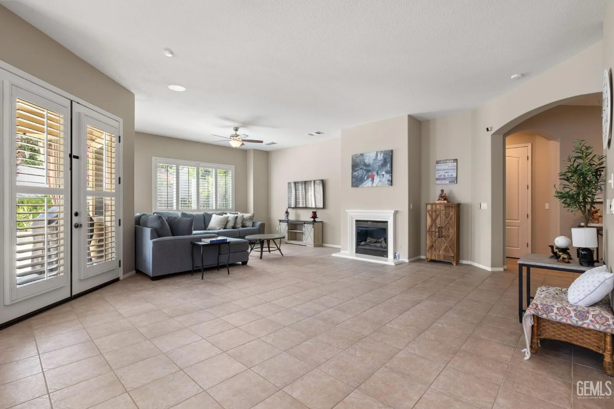 Property Slideshow image 3 of 35 | 5703 park place dr, Bakersfield, CA, 93306