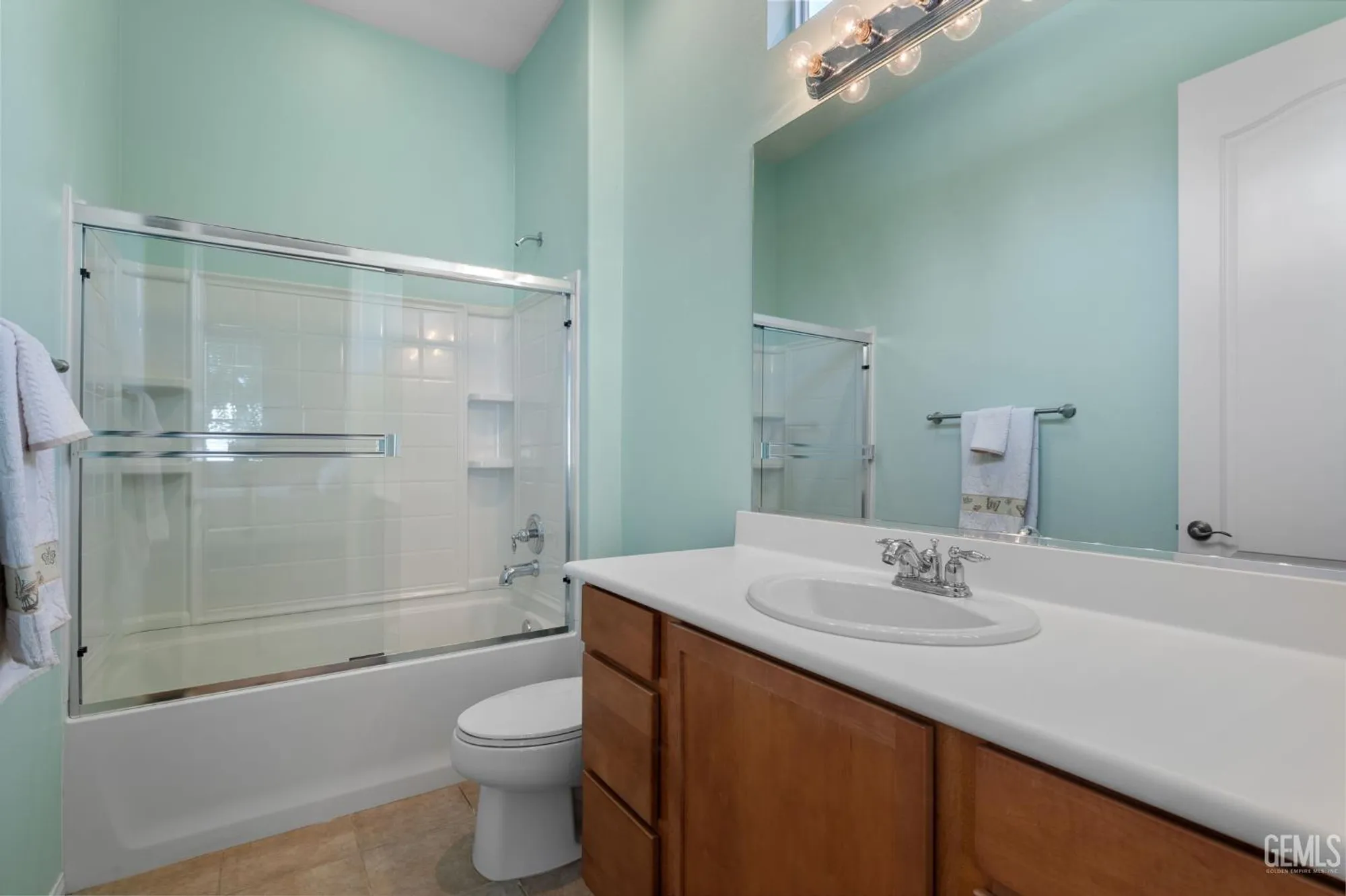 Property Slideshow image 15 of 35 | 5703 park place dr, Bakersfield, CA, 93306