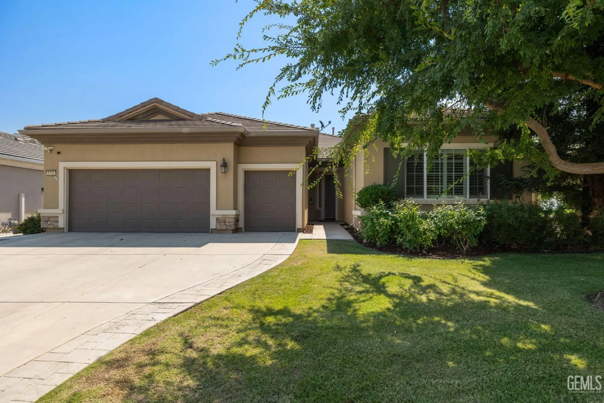 Property Slideshow image 29 of 35 | 5703 park place dr, Bakersfield, CA, 93306