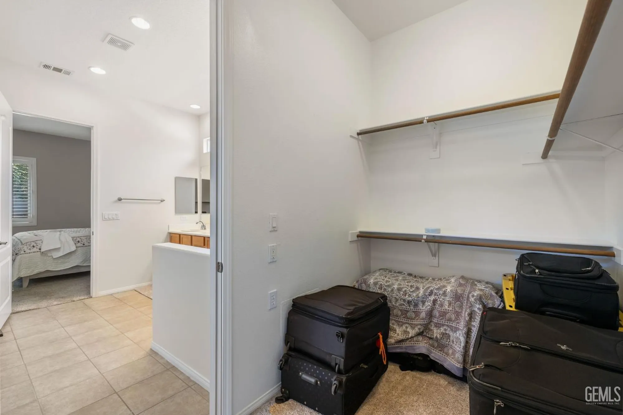 Property Slideshow image 5 of 35 | 5703 park place dr, Bakersfield, CA, 93306