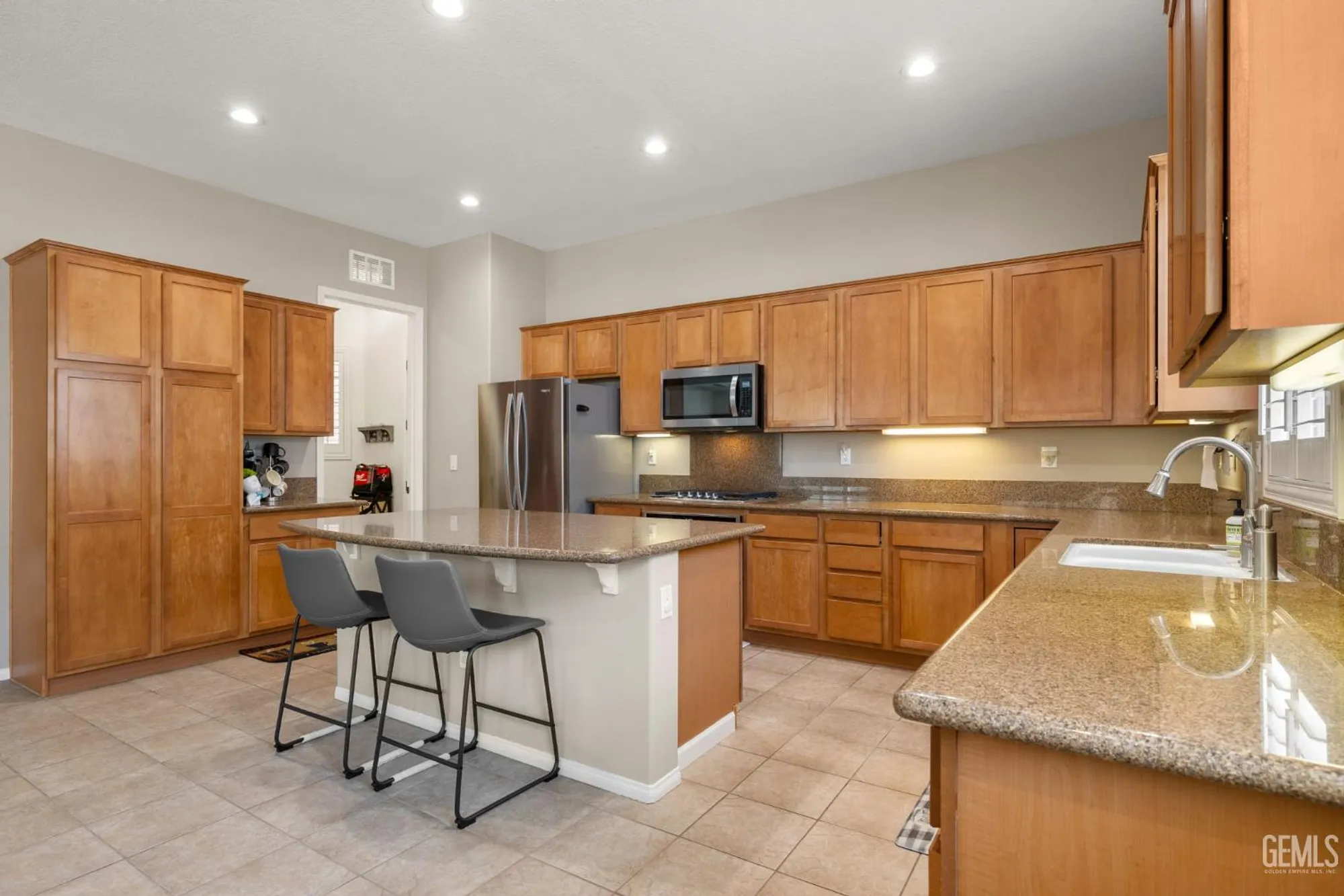 Property Slideshow image 9 of 35 | 5703 park place dr, Bakersfield, CA, 93306