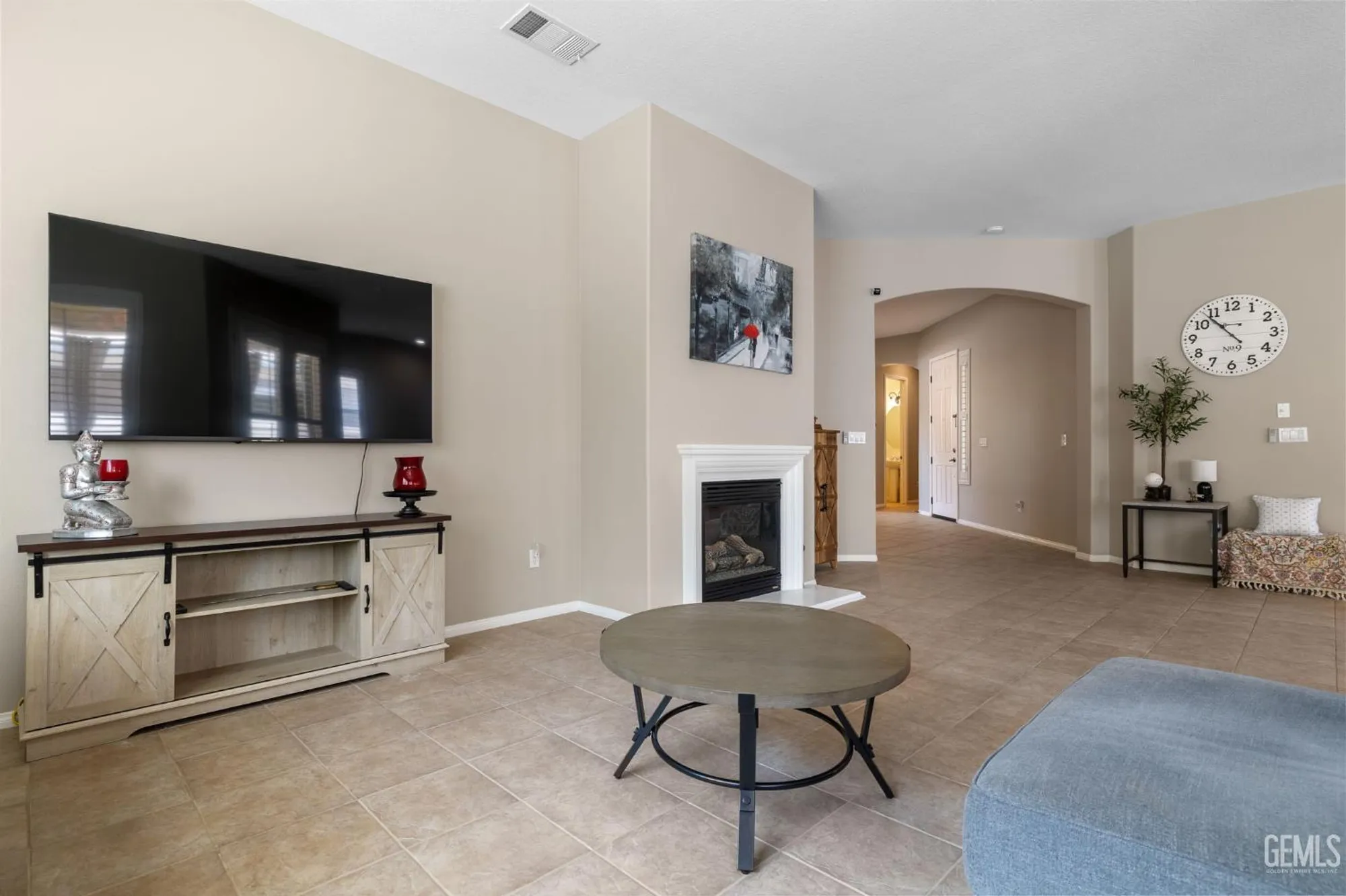 Property Slideshow image 7 of 35 | 5703 park place dr, Bakersfield, CA, 93306