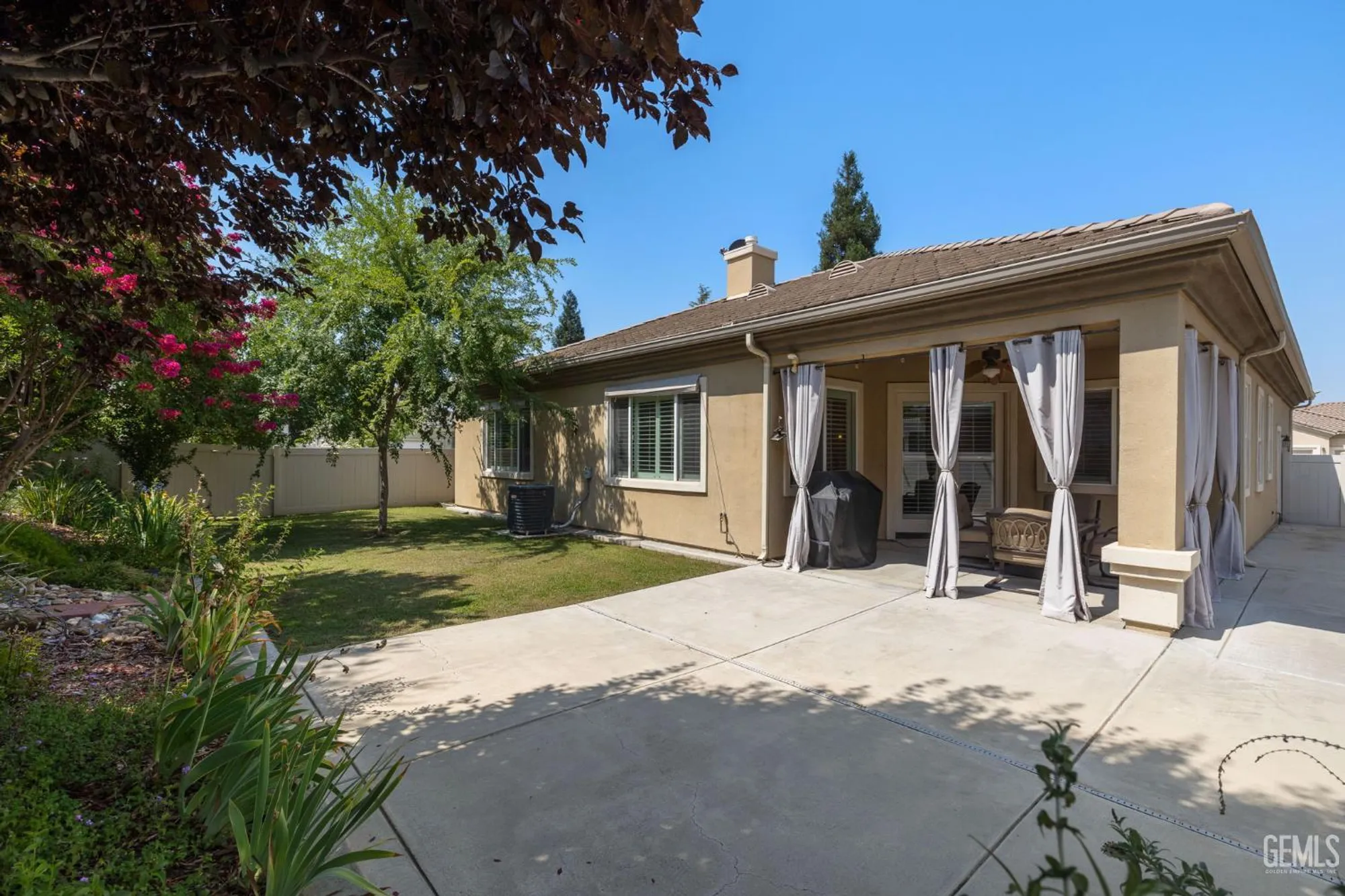 Property Slideshow image 21 of 35 | 5703 park place dr, Bakersfield, CA, 93306