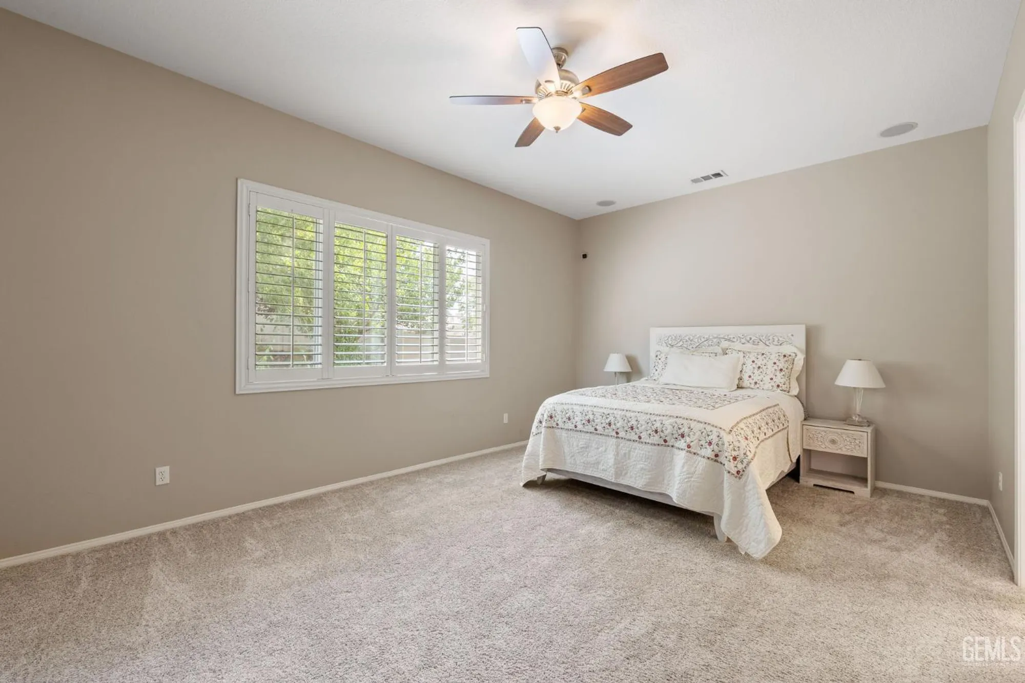 Property Slideshow image 26 of 35 | 5703 park place dr, Bakersfield, CA, 93306