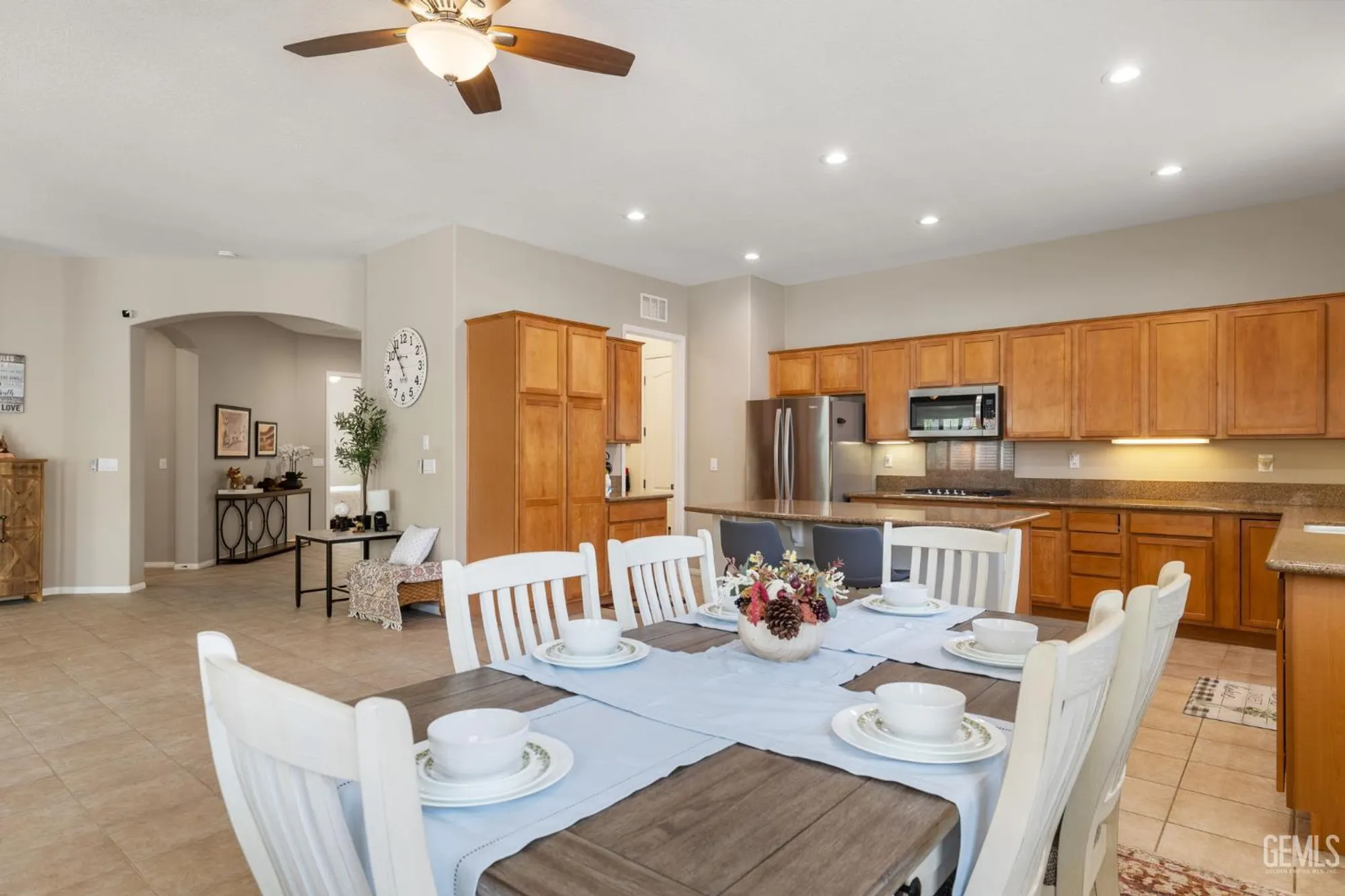 Property Slideshow image 12 of 35 | 5703 park place dr, Bakersfield, CA, 93306