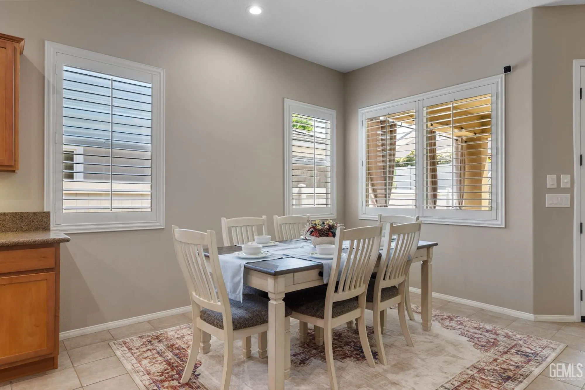 Property Slideshow image 30 of 35 | 5703 park place dr, Bakersfield, CA, 93306