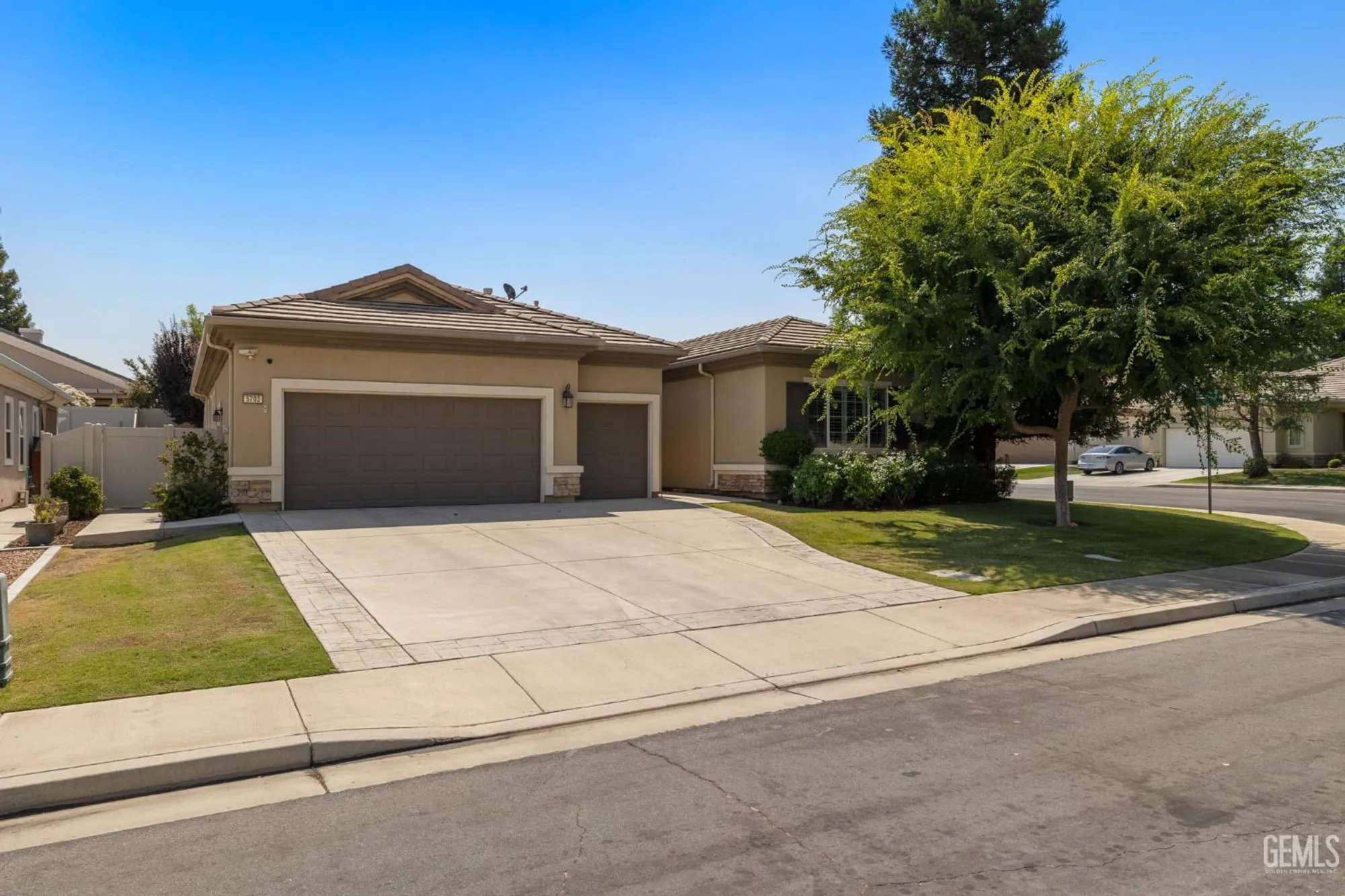 Property Slideshow image 6 of 35 | 5703 park place dr, Bakersfield, CA, 93306
