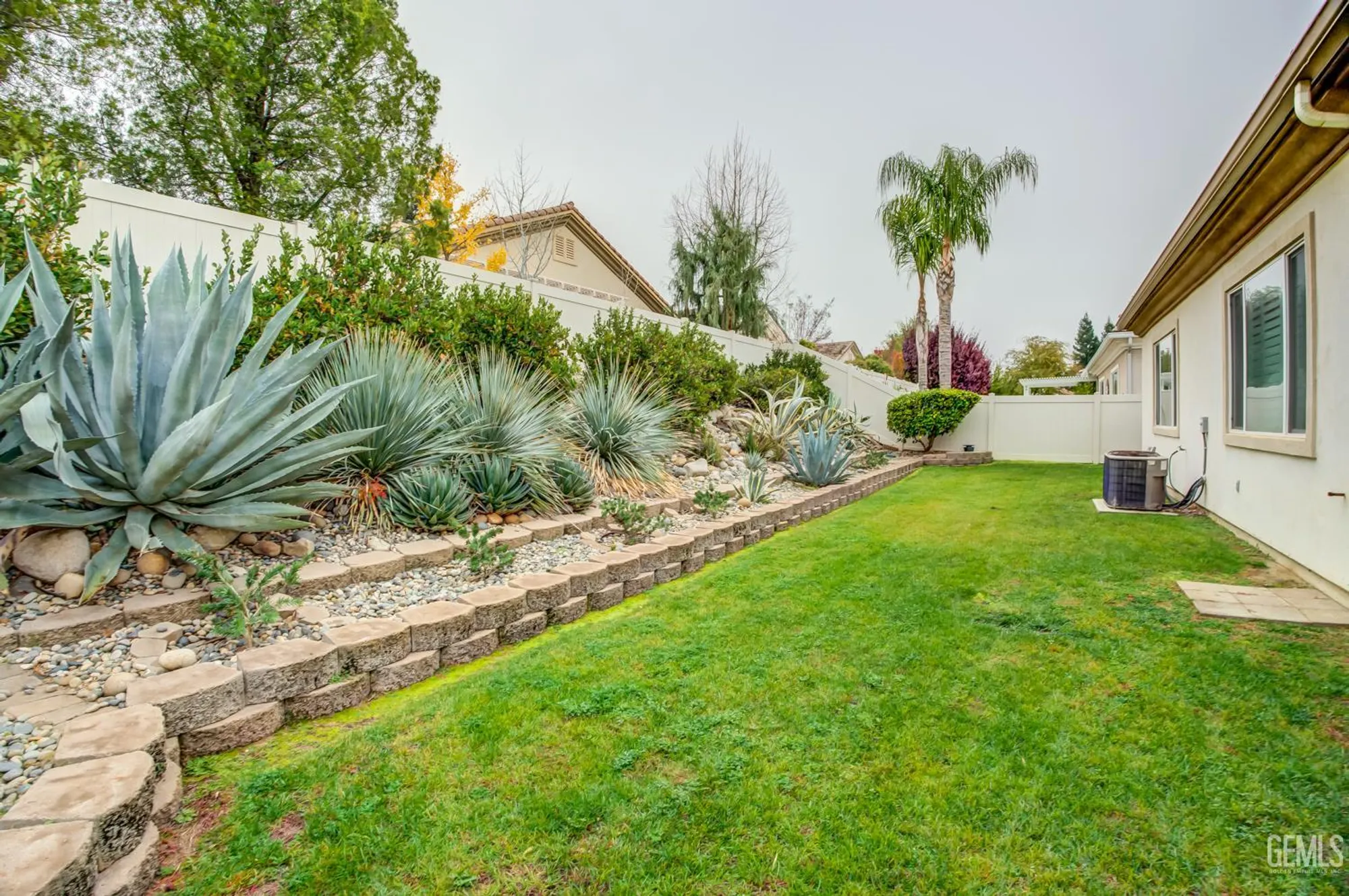Property Slideshow image 31 of 56 | 5715 park place dr, Bakersfield, CA, 93306
