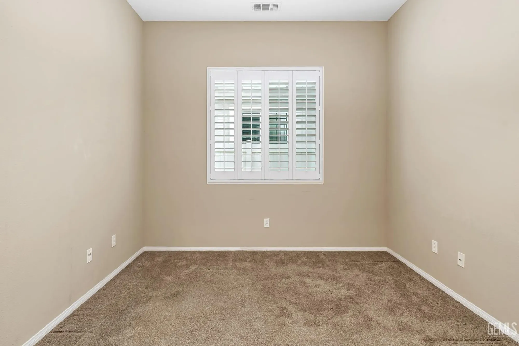 Property Slideshow image 18 of 56 | 5715 park place dr, Bakersfield, CA, 93306