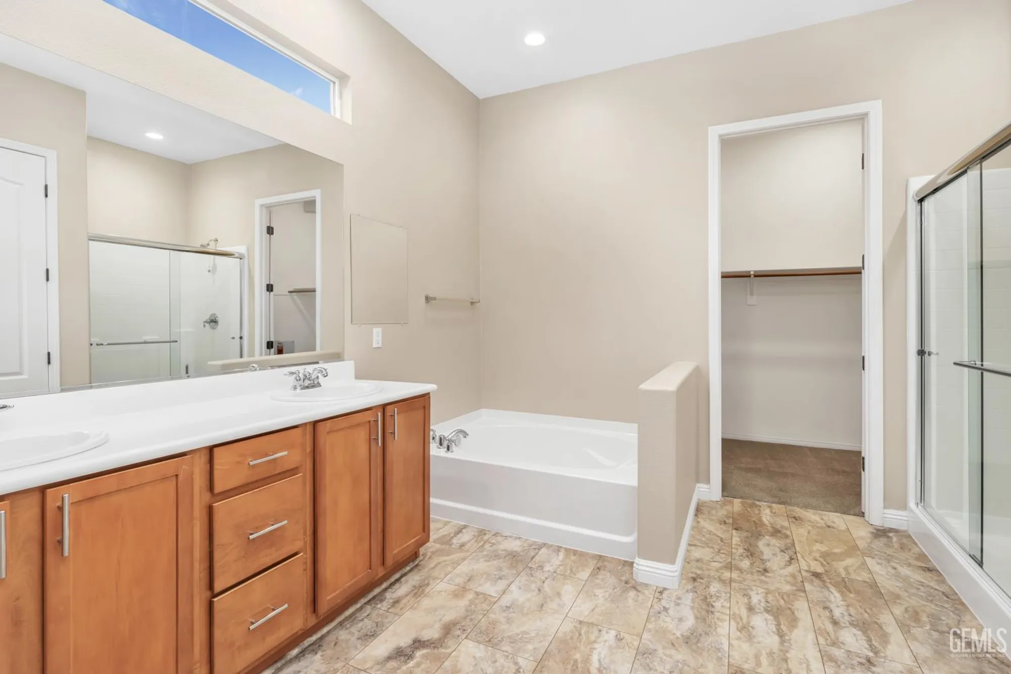 Property Slideshow image 24 of 56 | 5715 park place dr, Bakersfield, CA, 93306