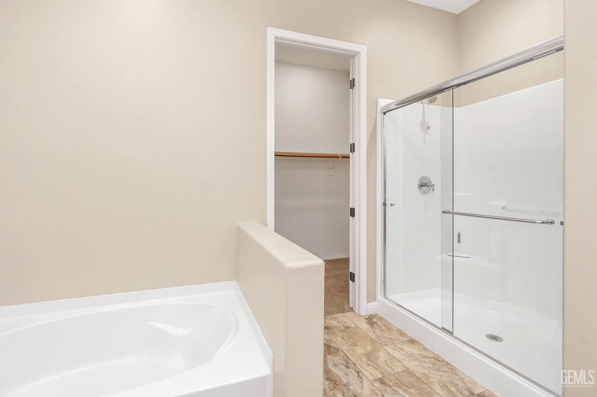 Property Slideshow image 25 of 56 | 5715 park place dr, Bakersfield, CA, 93306