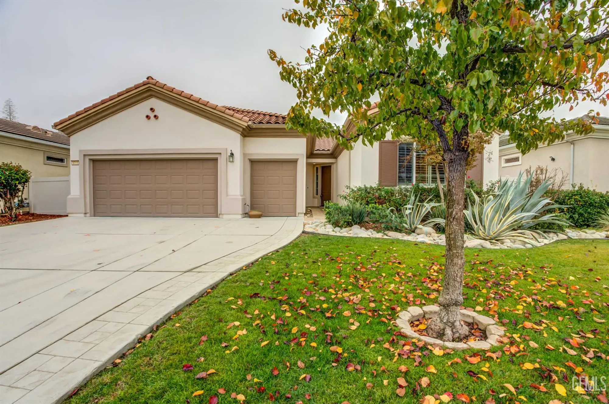 Property Slideshow image 1 of 56 | 5715 park place dr, Bakersfield, CA, 93306