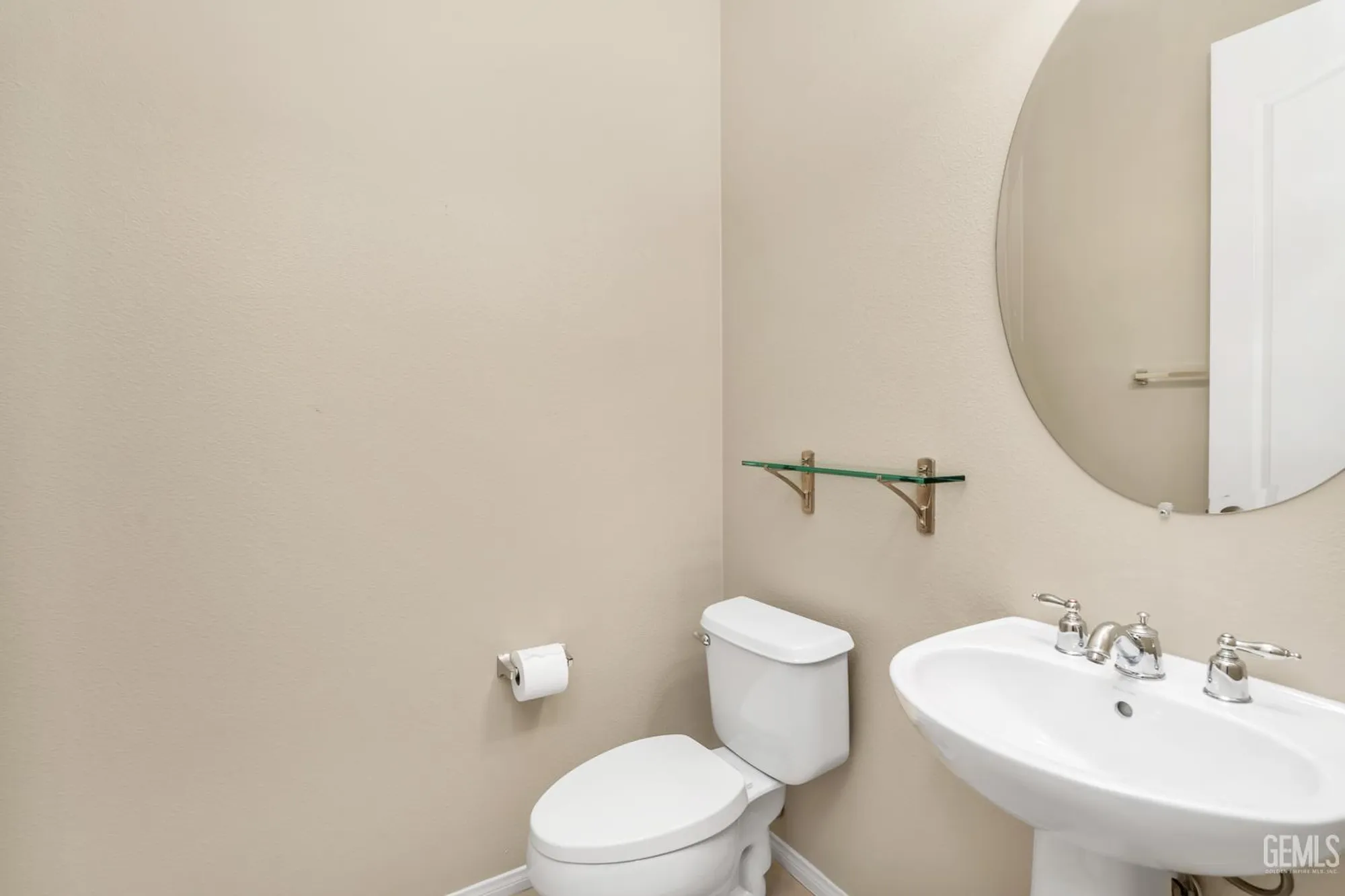 Property Slideshow image 19 of 56 | 5715 park place dr, Bakersfield, CA, 93306
