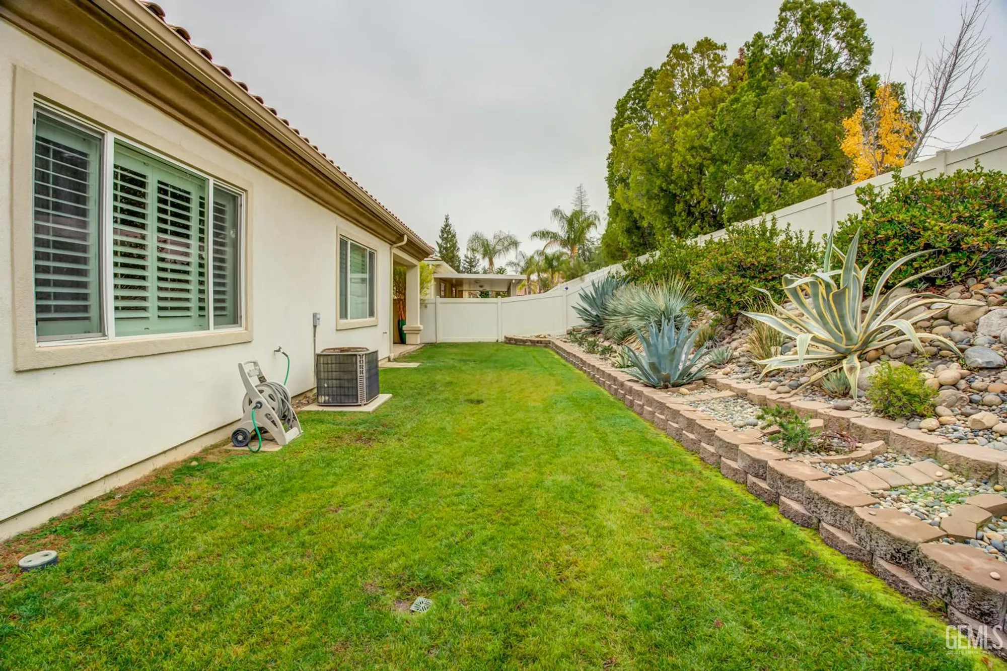 Property Slideshow image 33 of 56 | 5715 park place dr, Bakersfield, CA, 93306