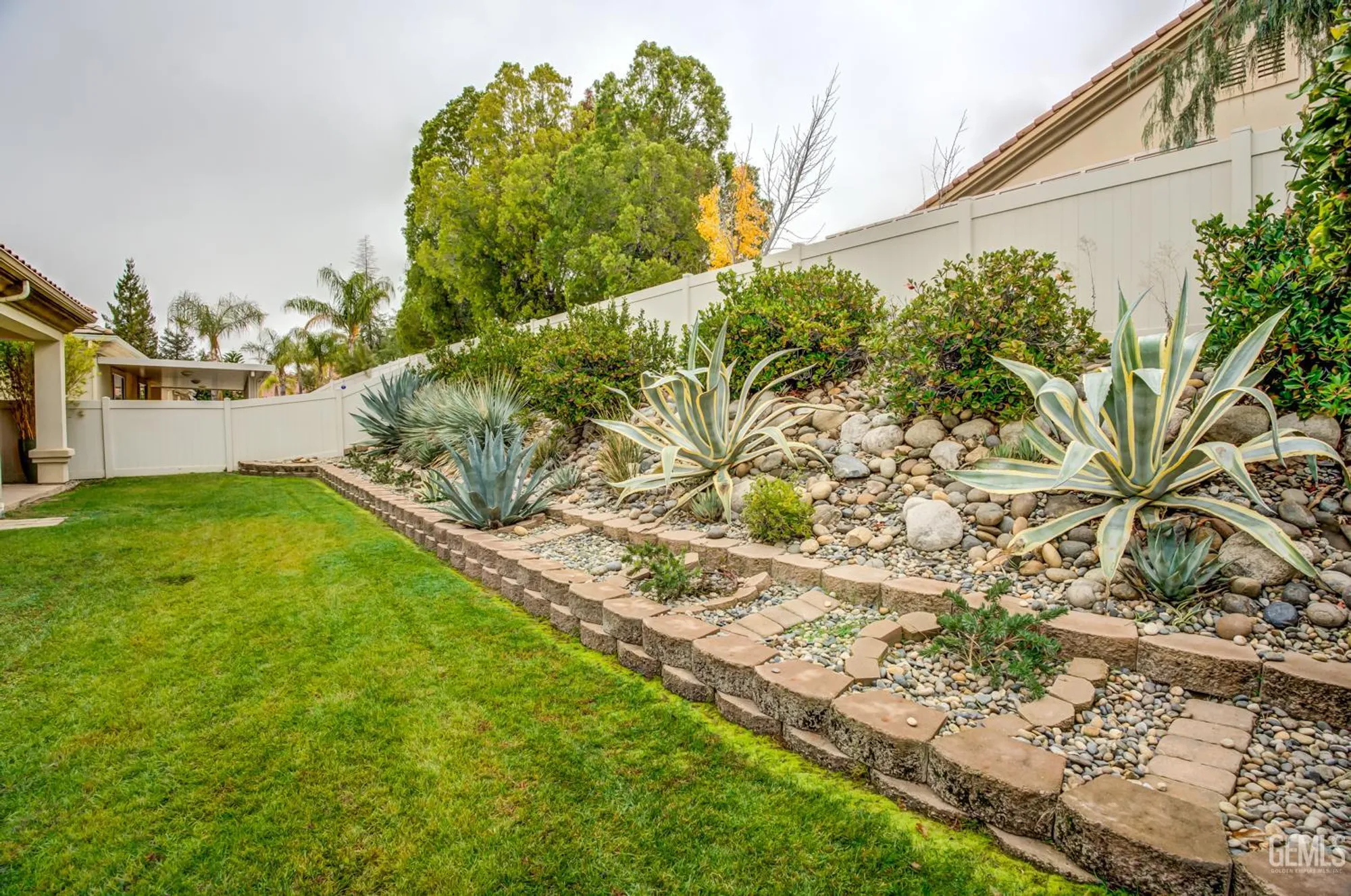 Property Slideshow image 34 of 56 | 5715 park place dr, Bakersfield, CA, 93306