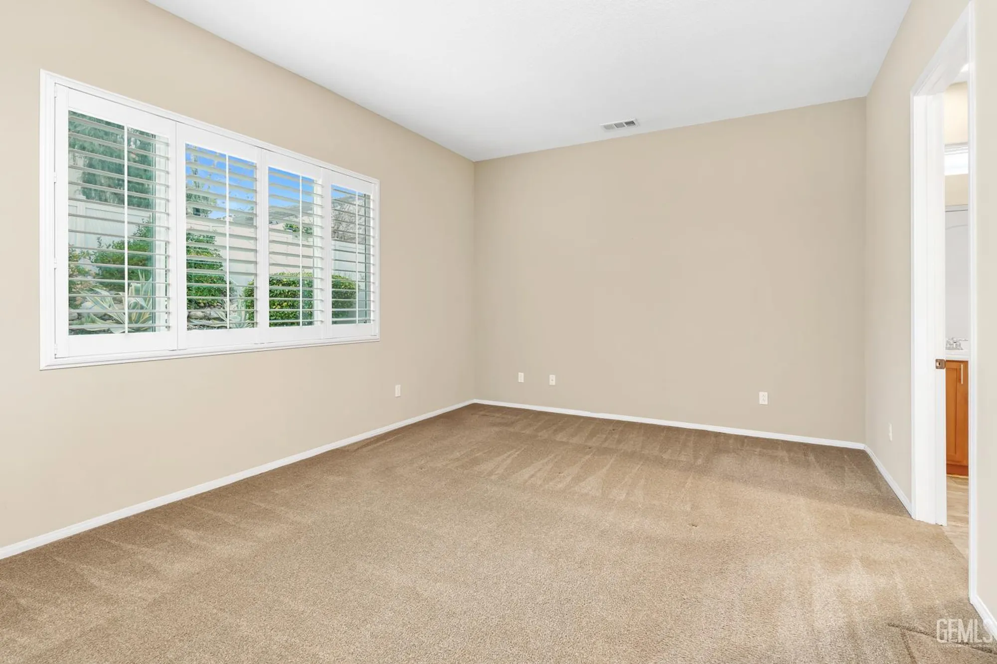 Property Slideshow image 23 of 56 | 5715 park place dr, Bakersfield, CA, 93306