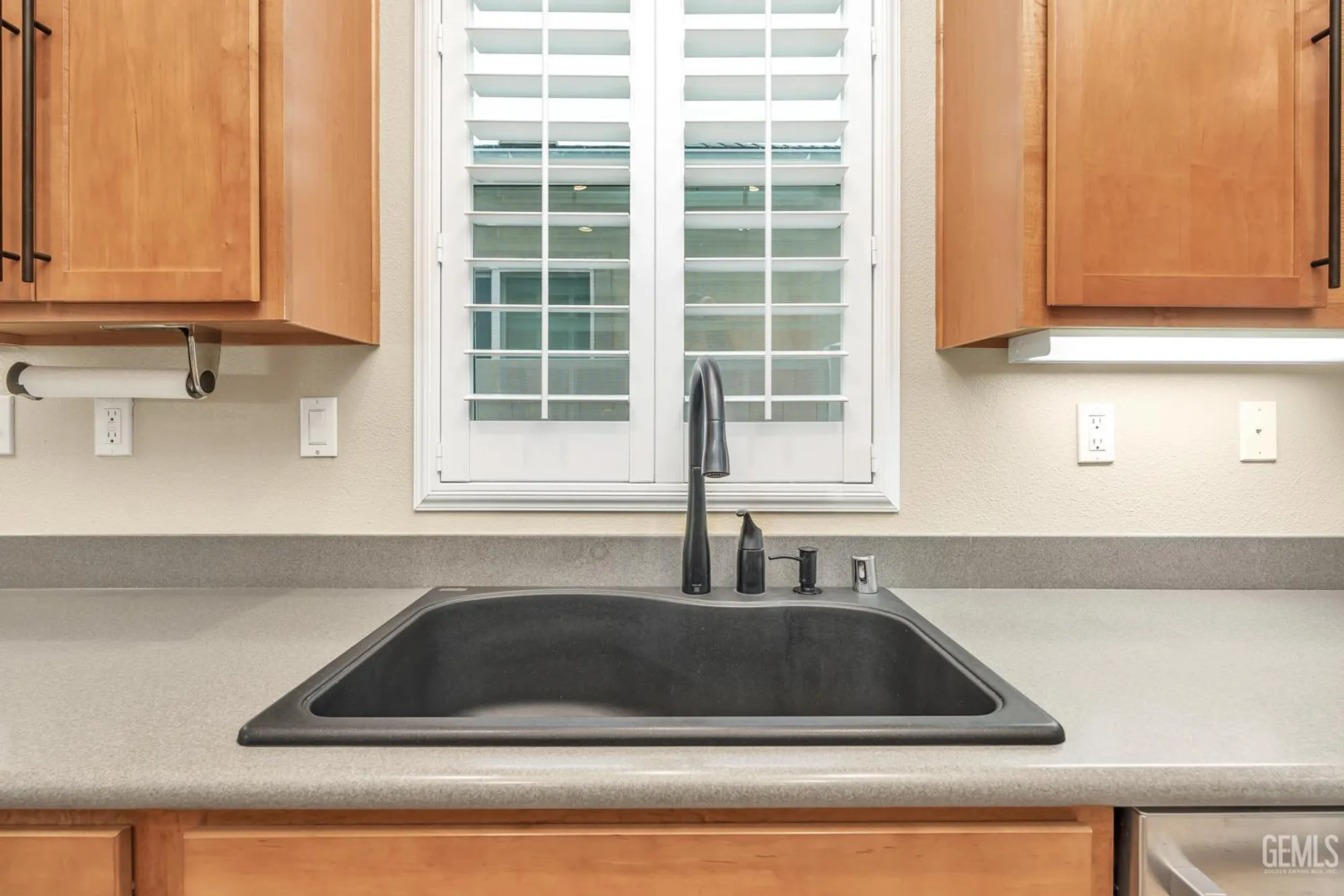 Property Slideshow image 17 of 56 | 5715 park place dr, Bakersfield, CA, 93306