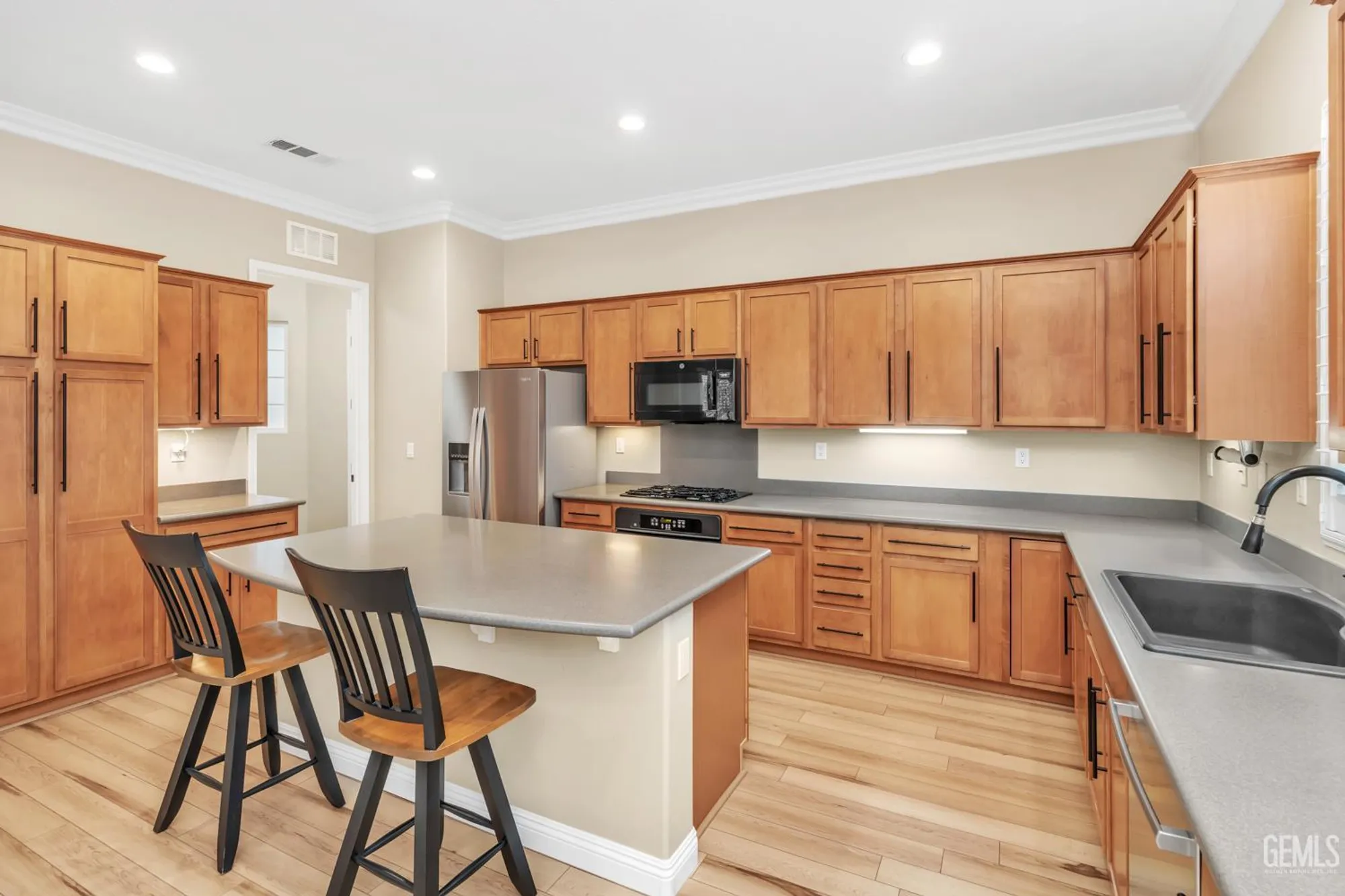 Property Slideshow image 14 of 56 | 5715 park place dr, Bakersfield, CA, 93306