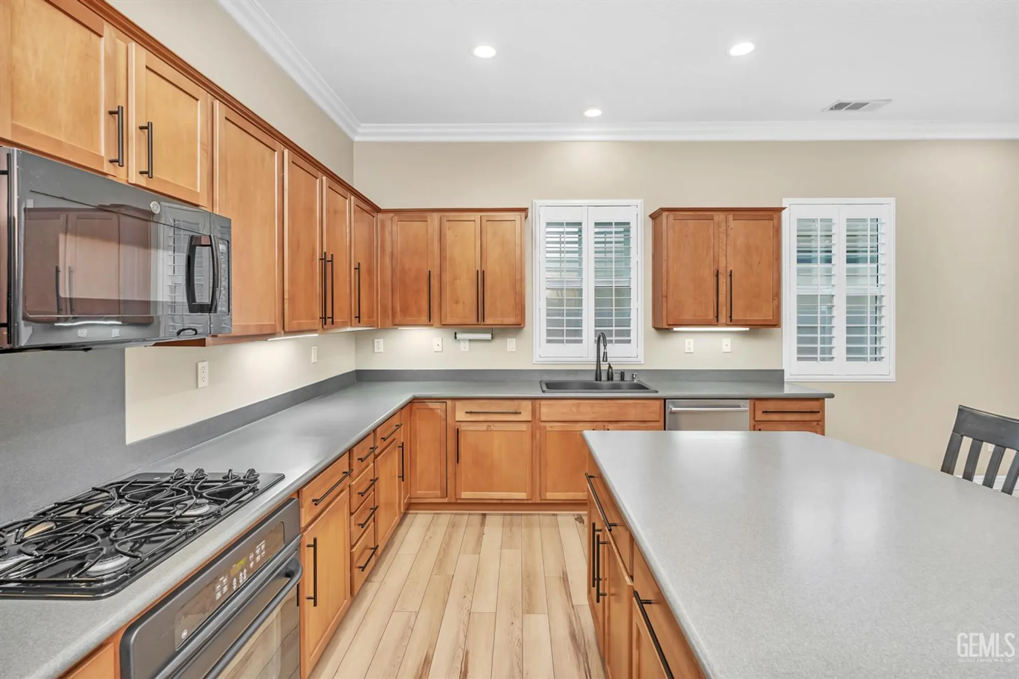 Property Slideshow image 16 of 56 | 5715 park place dr, Bakersfield, CA, 93306