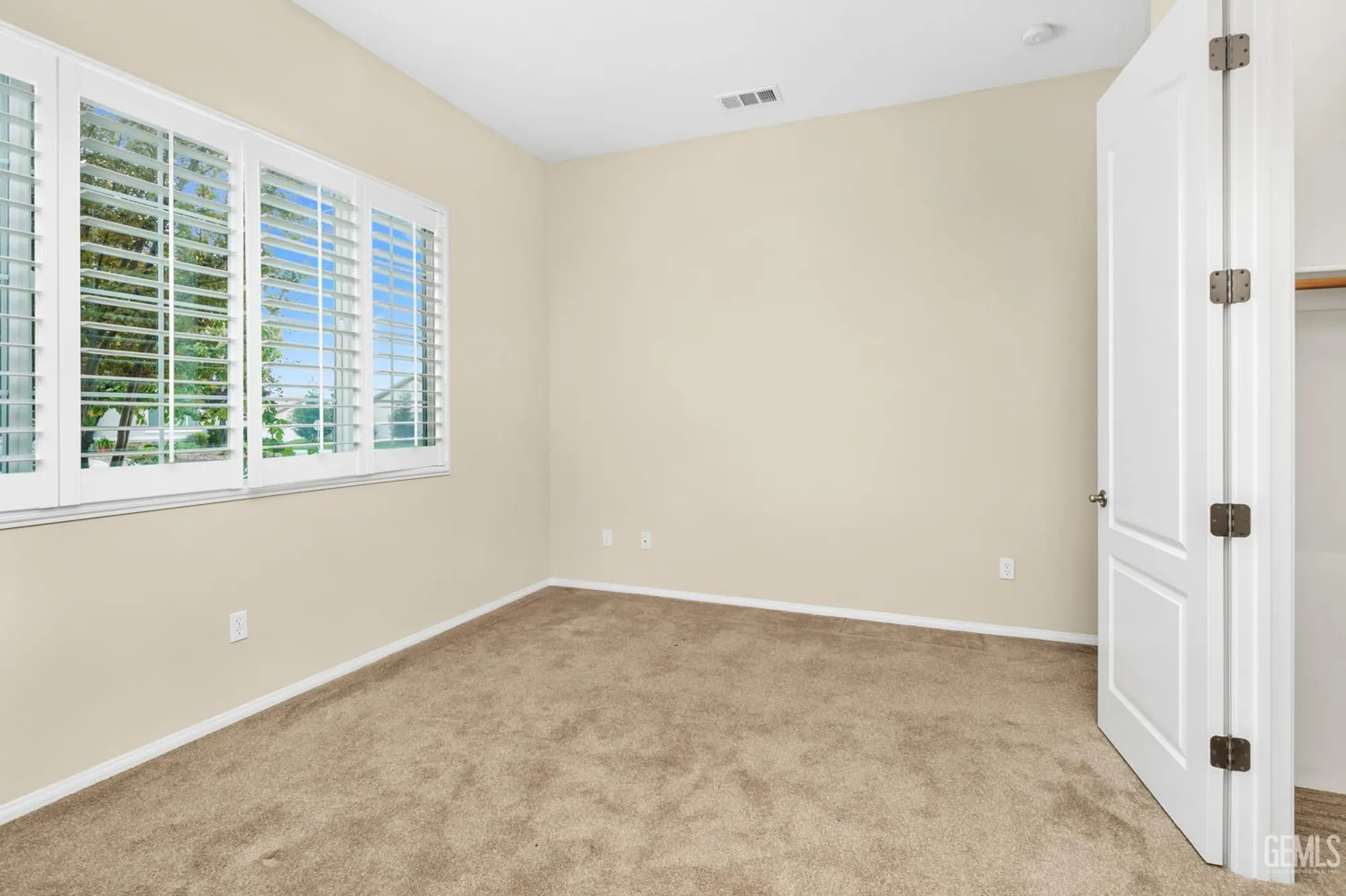 Property Slideshow image 20 of 56 | 5715 park place dr, Bakersfield, CA, 93306