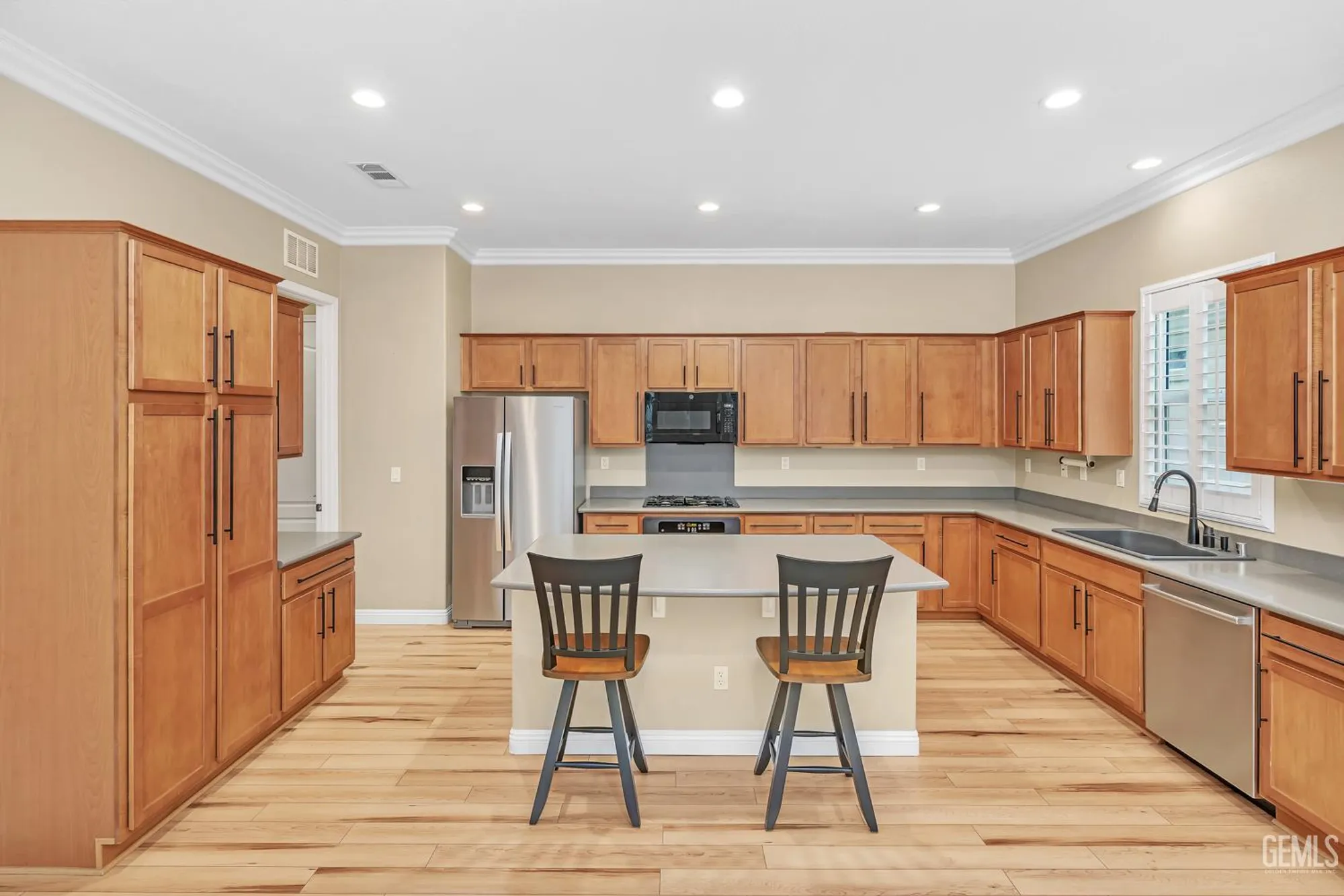 Property Slideshow image 12 of 56 | 5715 park place dr, Bakersfield, CA, 93306